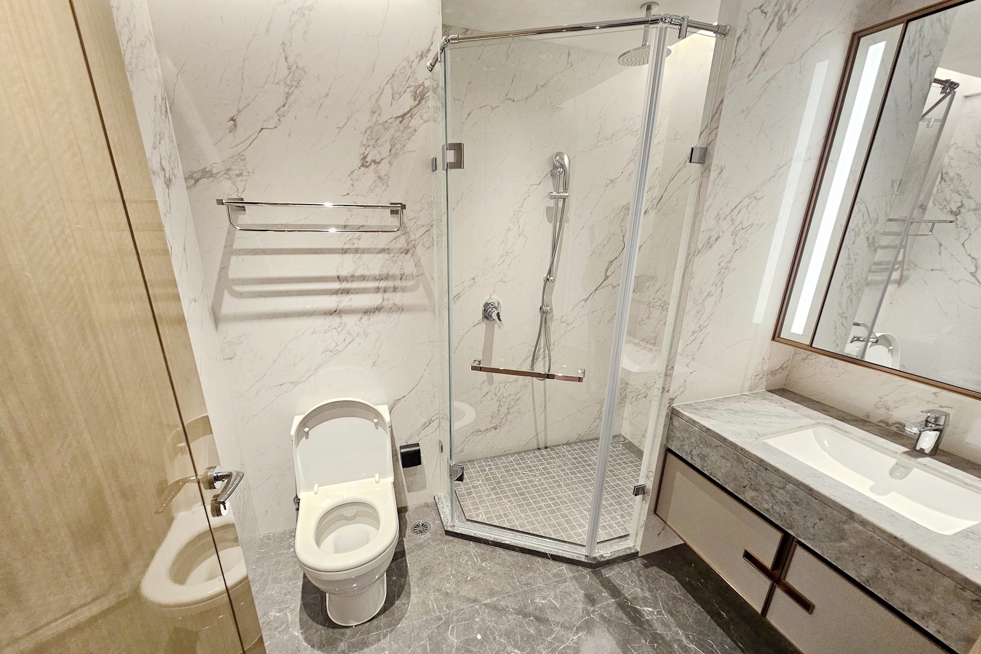 运达滨河广场 5室2厅3卫 698.0万 运达滨河广场 5室2厅3卫 698.0万卫生间