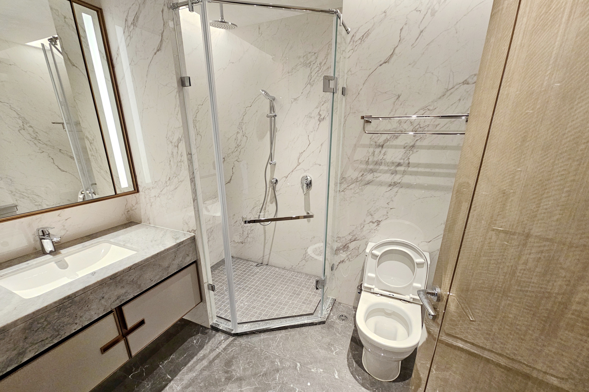 运达滨河广场 5室2厅3卫 698.0万 运达滨河广场 5室2厅3卫 698.0万卫生间