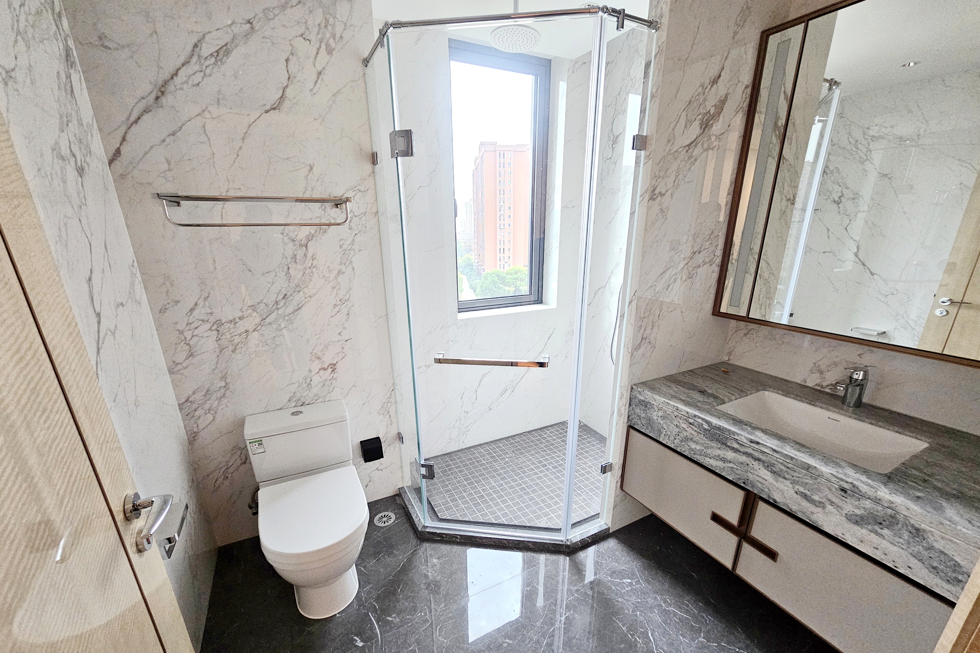 运达滨河广场 5室2厅3卫 698.0万 运达滨河广场 5室2厅3卫 698.0万卫生间