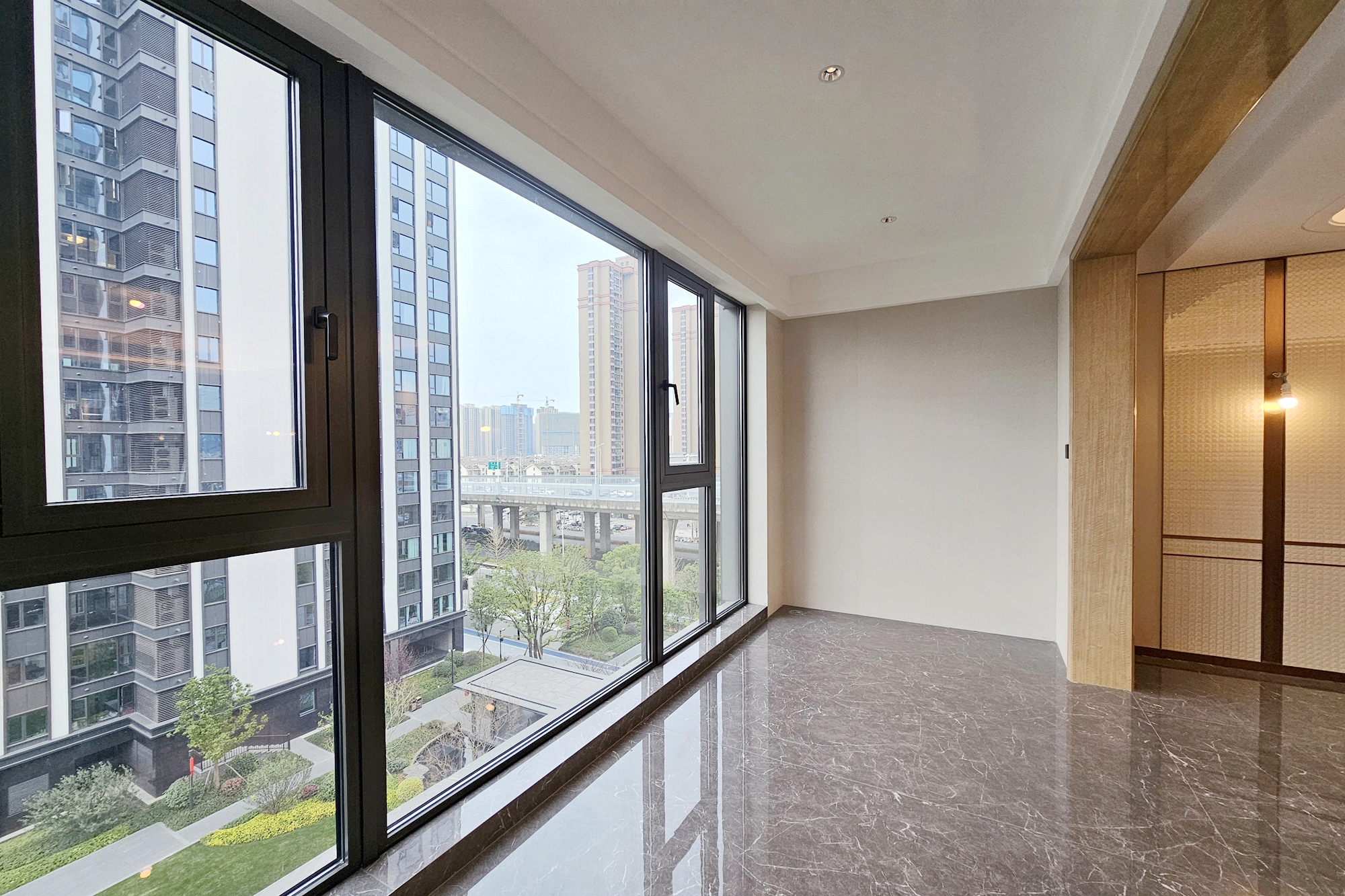 运达滨河广场 5室2厅3卫 698.0万 运达滨河广场 5室2厅3卫 698.0万阳台