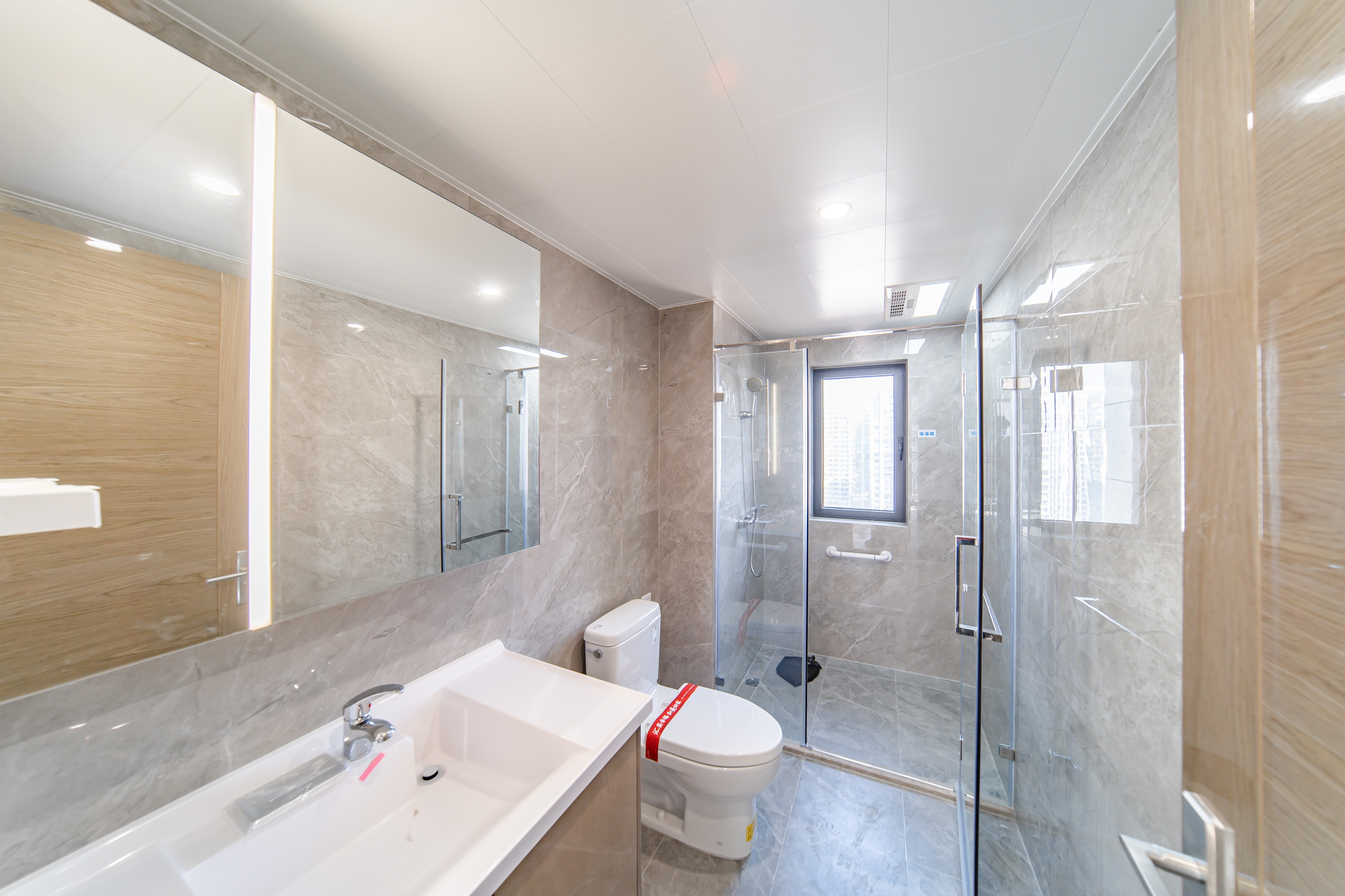 保利天汇 5室2厅2卫 275.0万 保利天汇 5室2厅2卫 275.0万卫生间