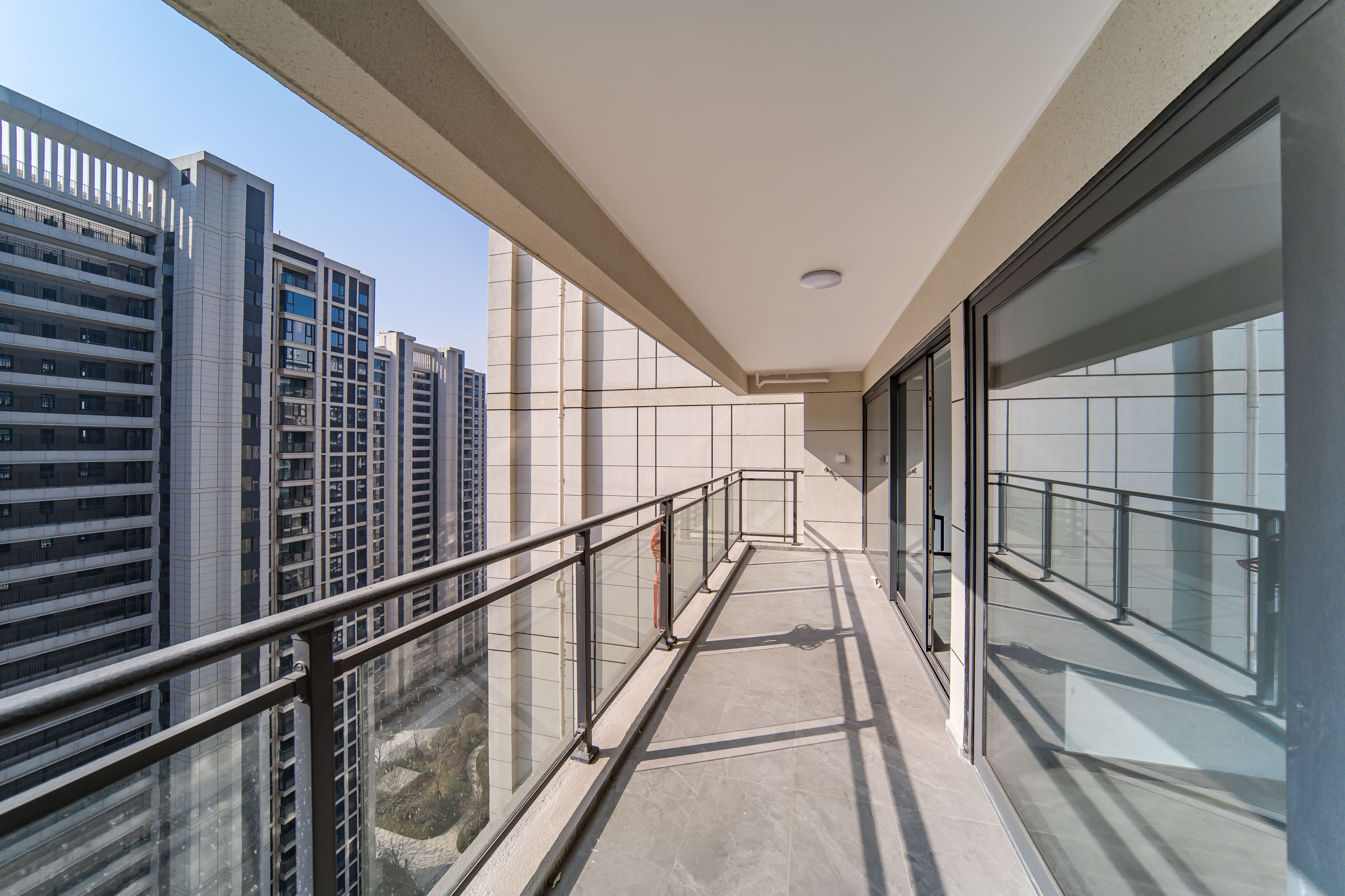 保利天汇 5室2厅2卫 275.0万 保利天汇 5室2厅2卫 275.0万阳台