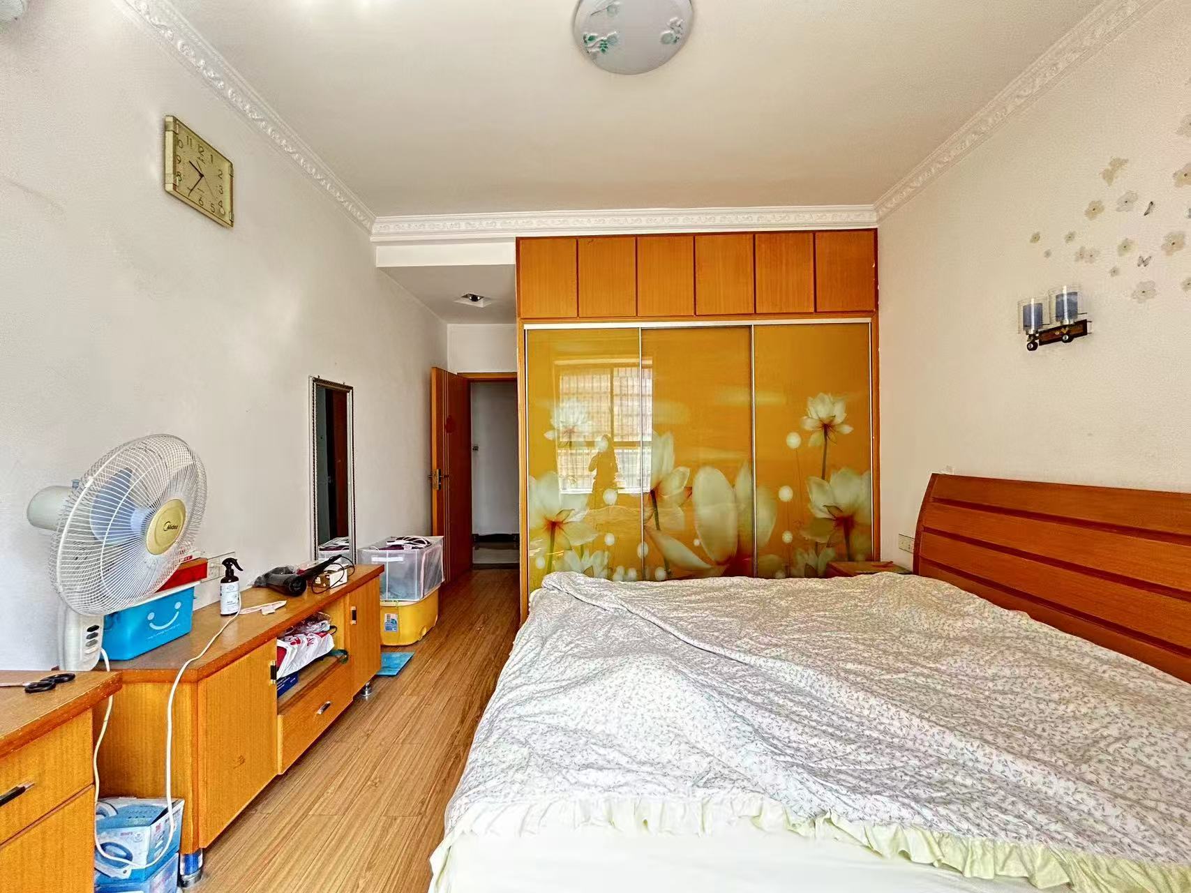 五江建材城  3室2厅2卫    60.0万客厅