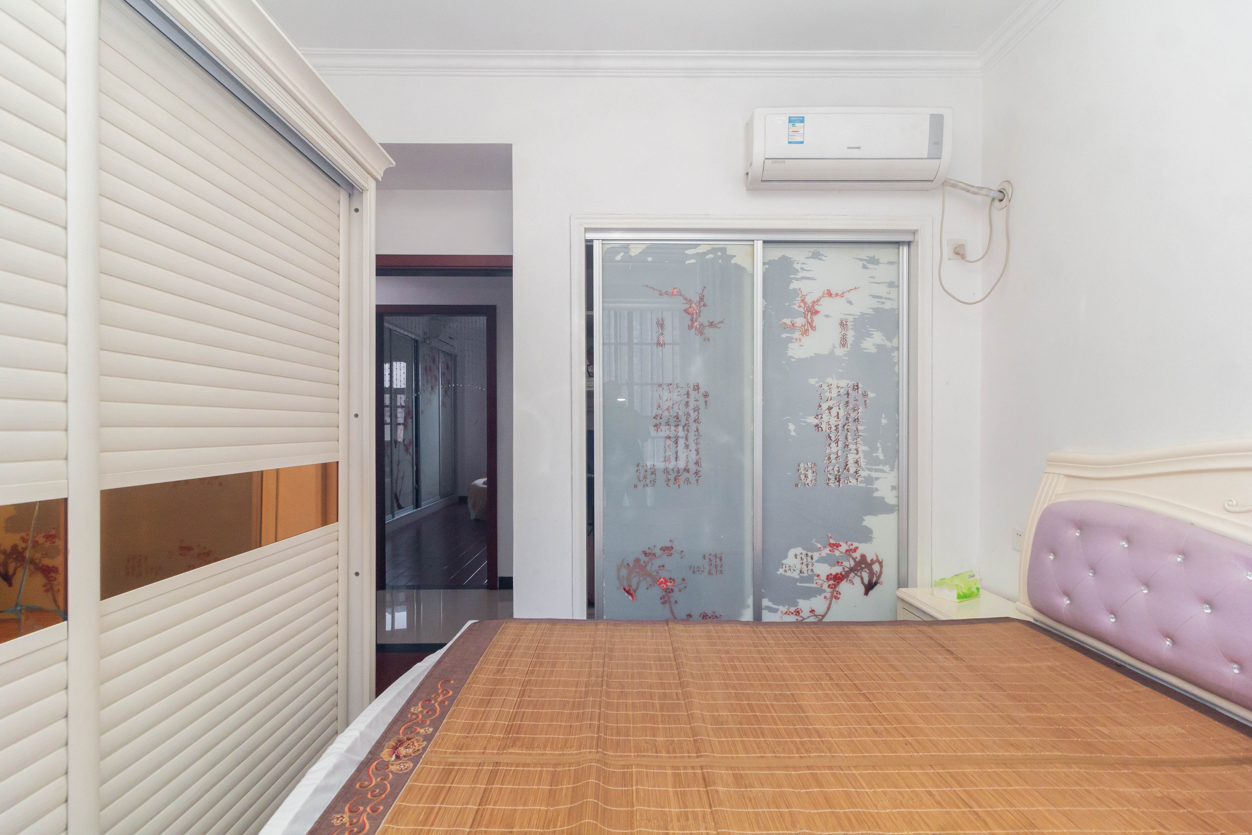 康桥长郡  4室2厅2卫   98.00万卧室
