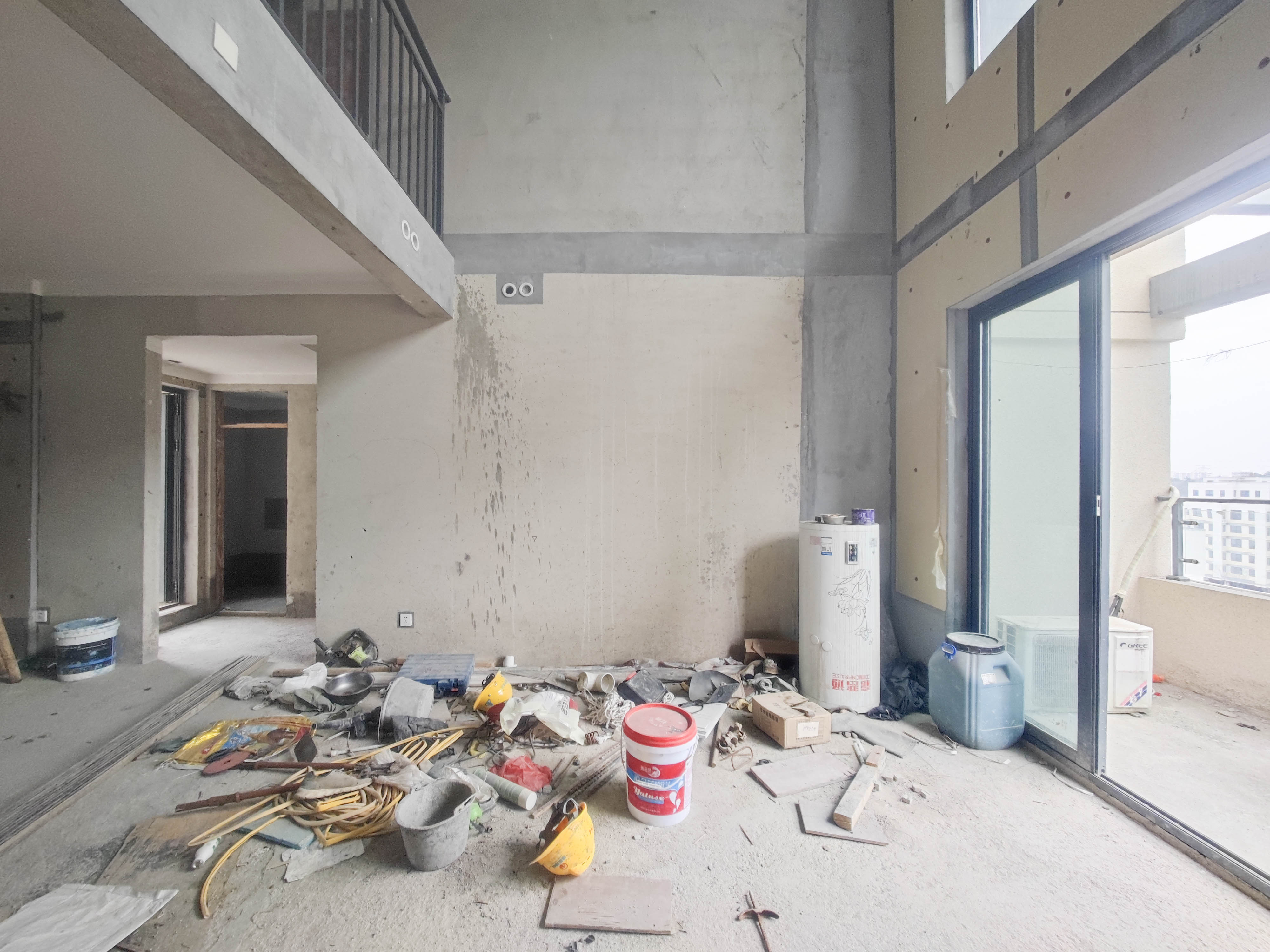 长房岭秀时代  4室2厅2卫   358.00万客厅