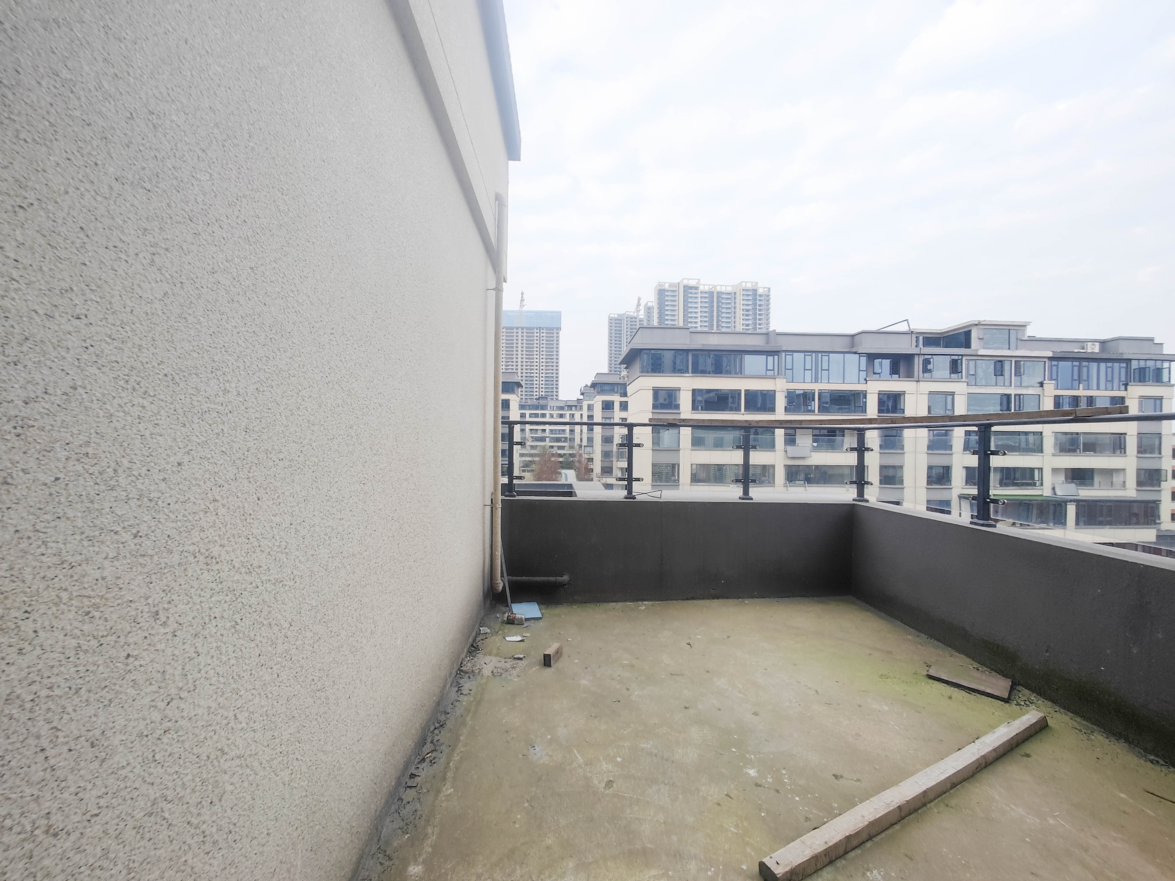 长房岭秀时代  4室2厅2卫   358.00万阳台