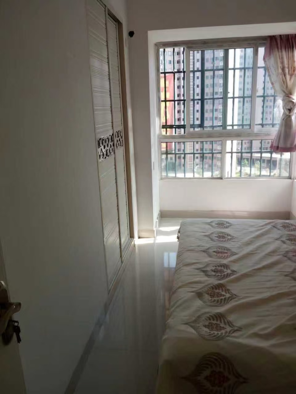 冠都现代城(冠都幸福彼岸) 1室2厅1卫 1500.0元/月 冠都现代城(冠都幸福彼岸) 1室2厅1卫 1500.0元/月室内图