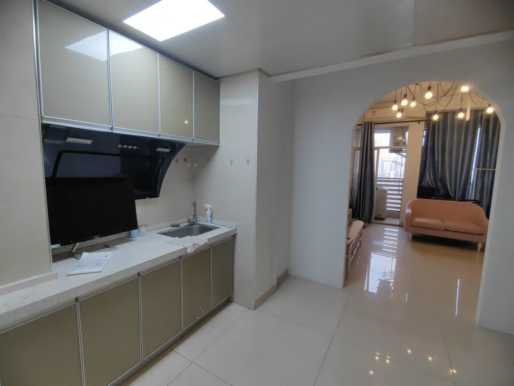 江岸丽都(江与城) 1室1厅1卫 2200.0元/月 江岸丽都(江与城) 1室1厅1卫 2200.0元/月室内图