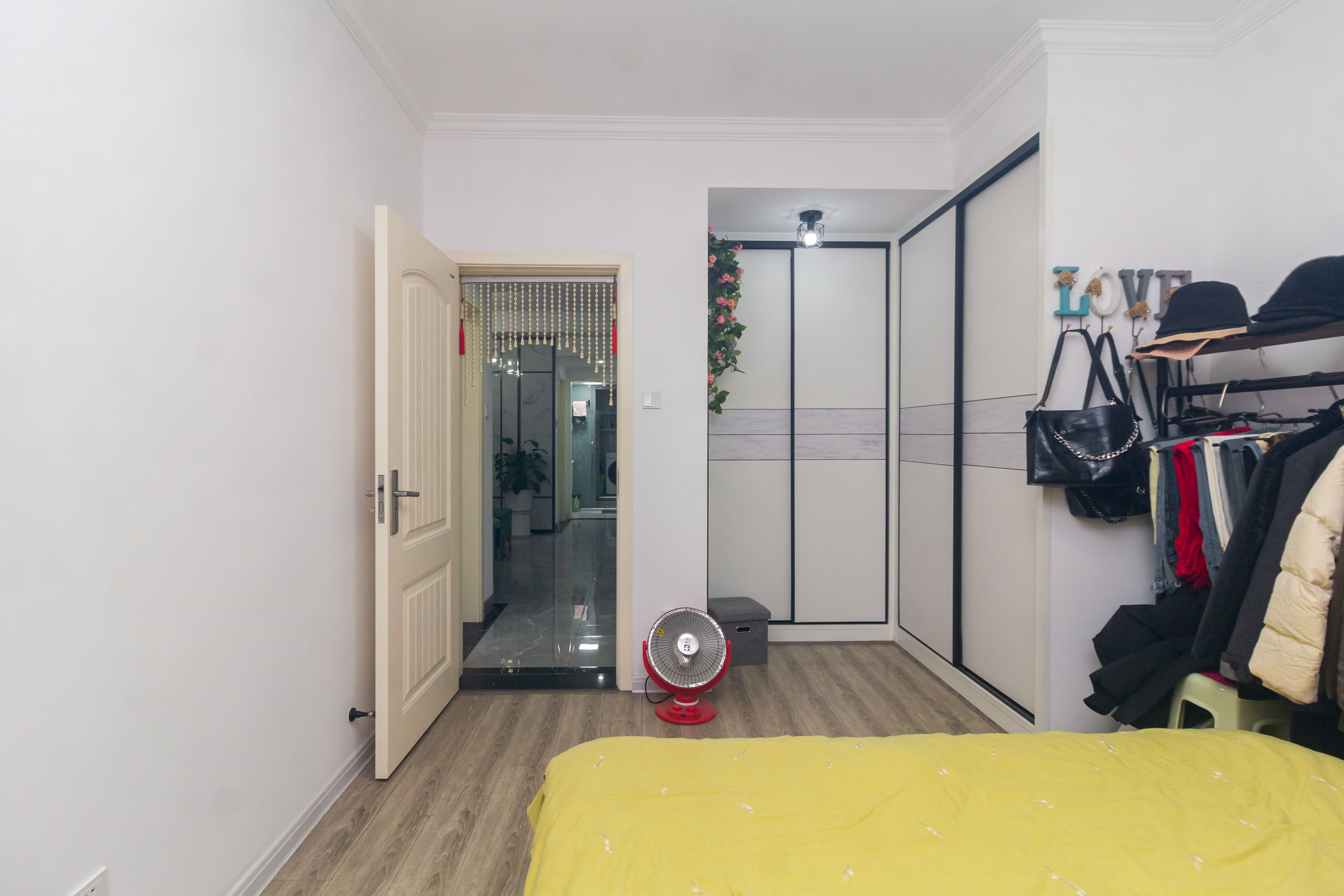 海德公园  3室2厅2卫    75.8万卧室