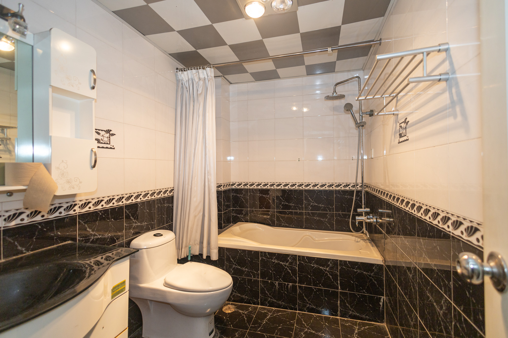 星兴佳园 4室2厅2卫 76.0万 星兴佳园 4室2厅2卫 76.0万卫生间