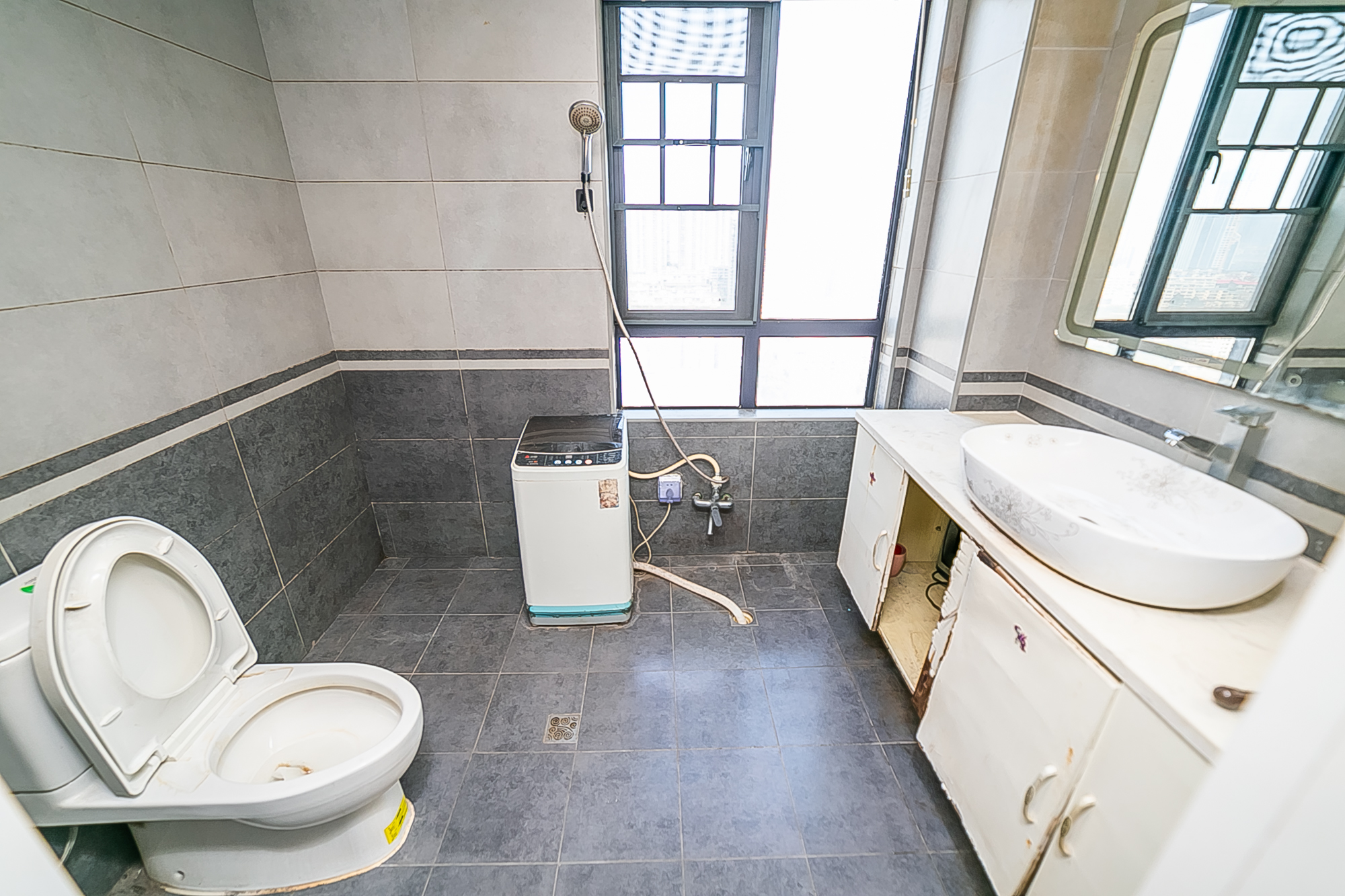 荣悦台  3室2厅2卫    200.0万 荣悦台  3室2厅2卫    200.0万卫生间