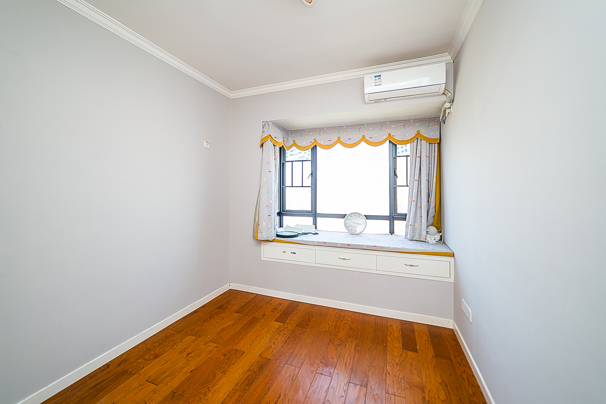 荣悦台  3室2厅2卫    200.0万 荣悦台  3室2厅2卫    200.0万卧室