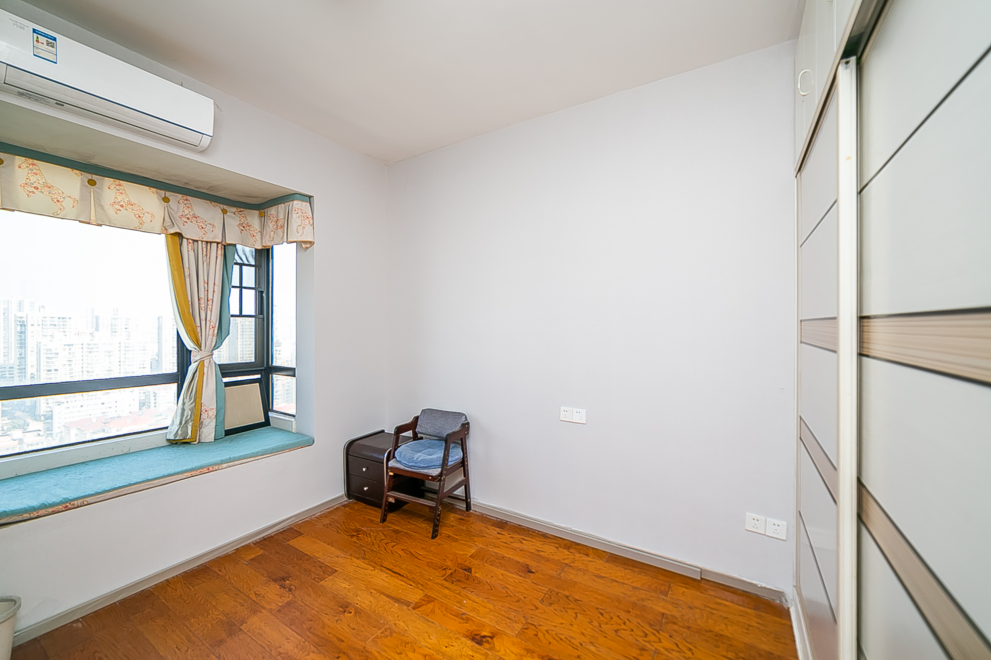 荣悦台  3室2厅2卫    200.0万 荣悦台  3室2厅2卫    200.0万卧室