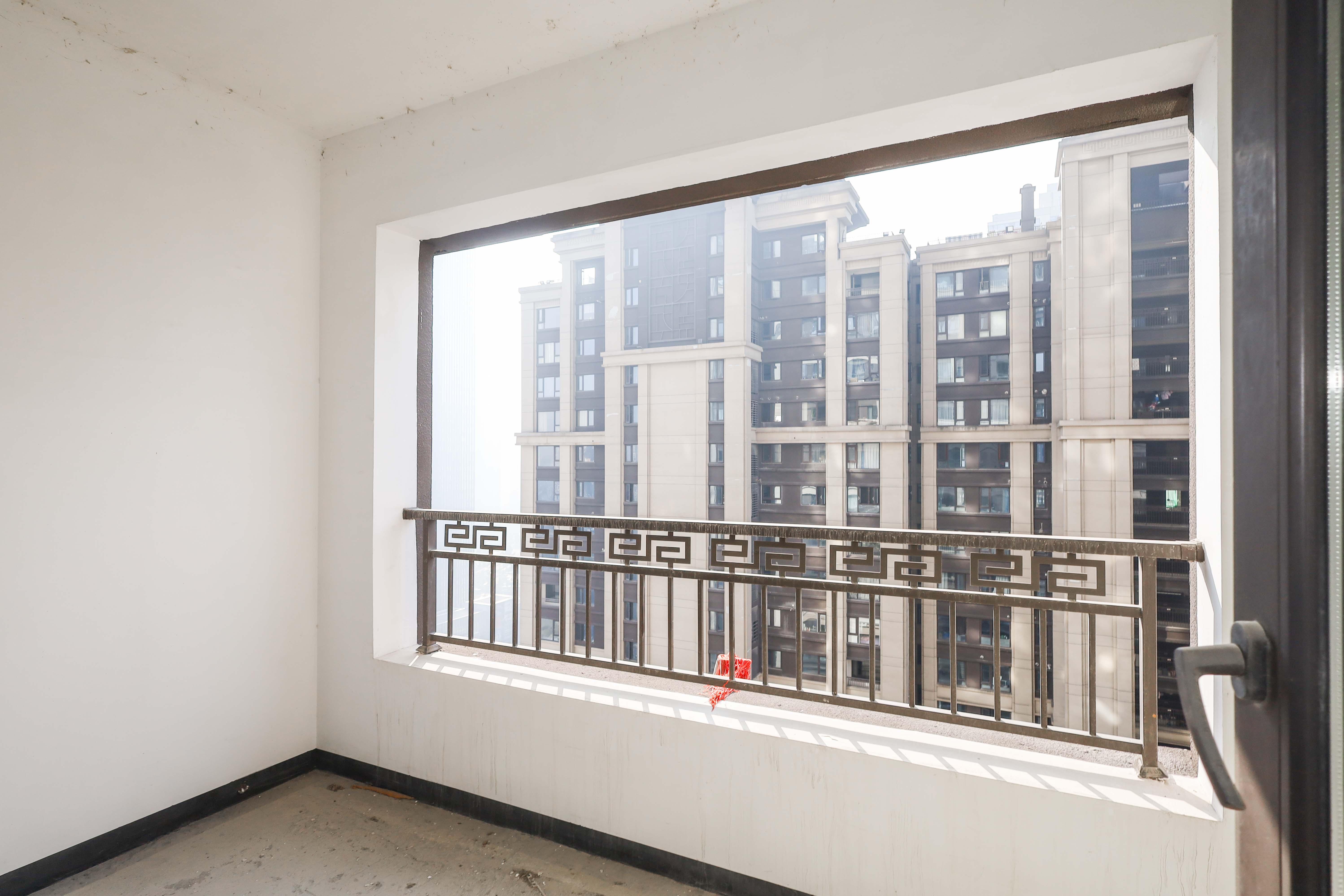 建发央著  4室2厅2卫   218.00万阳台