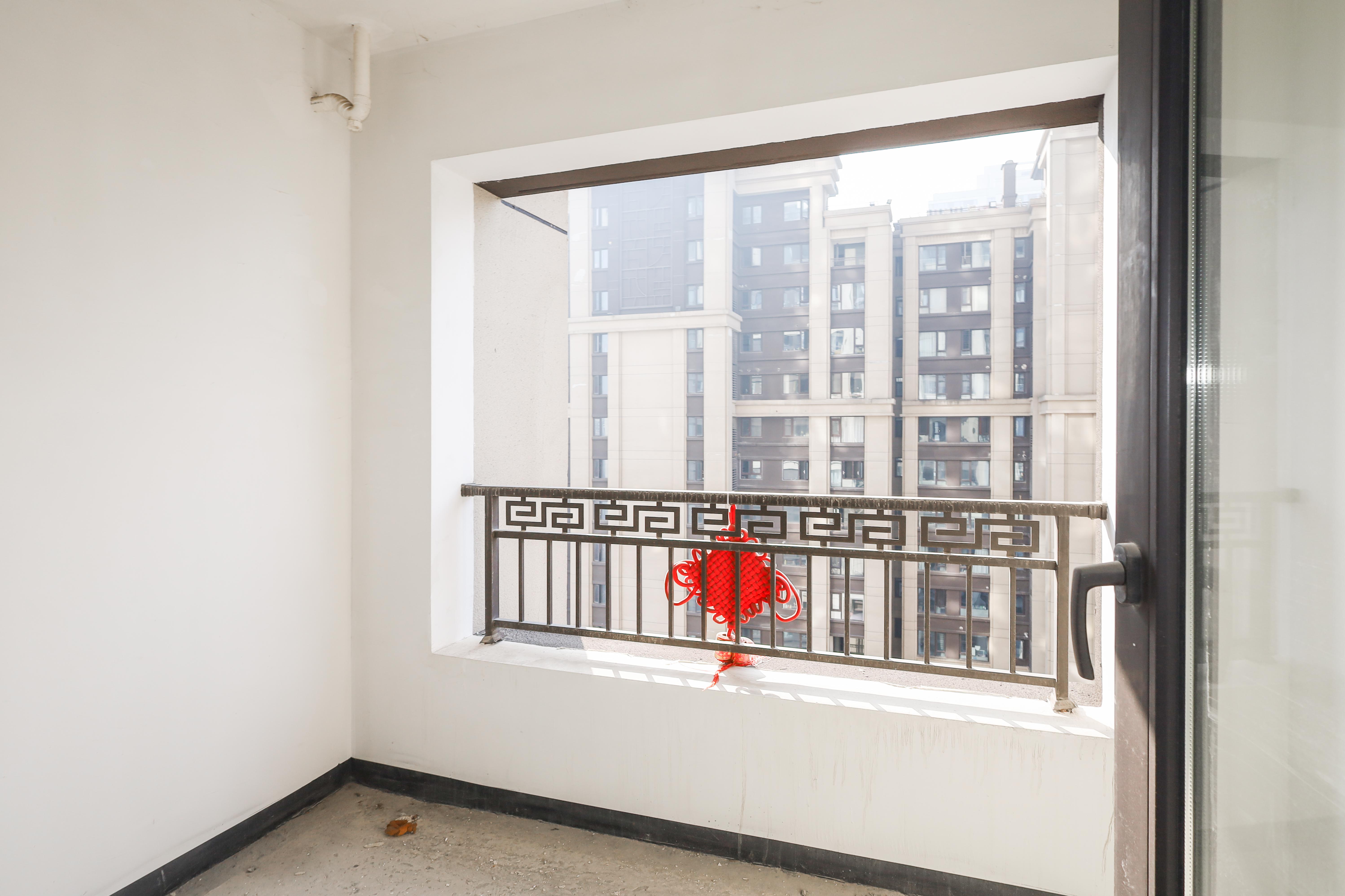 建发央著  4室2厅2卫   218.00万阳台
