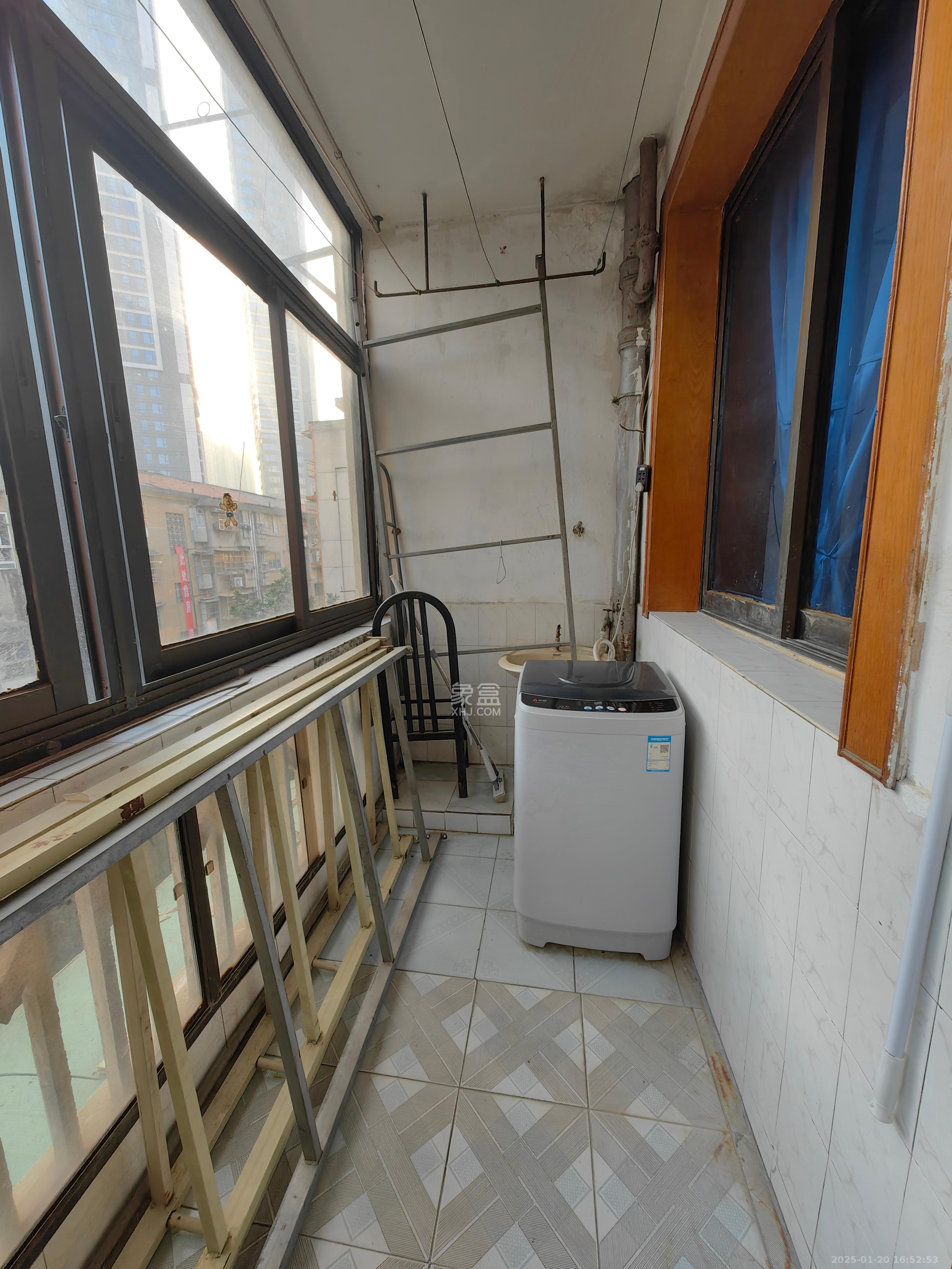 新湘路社区 3室1厅1卫 2600.0元/月 新湘路社区 3室1厅1卫 2600.0元/月室内图