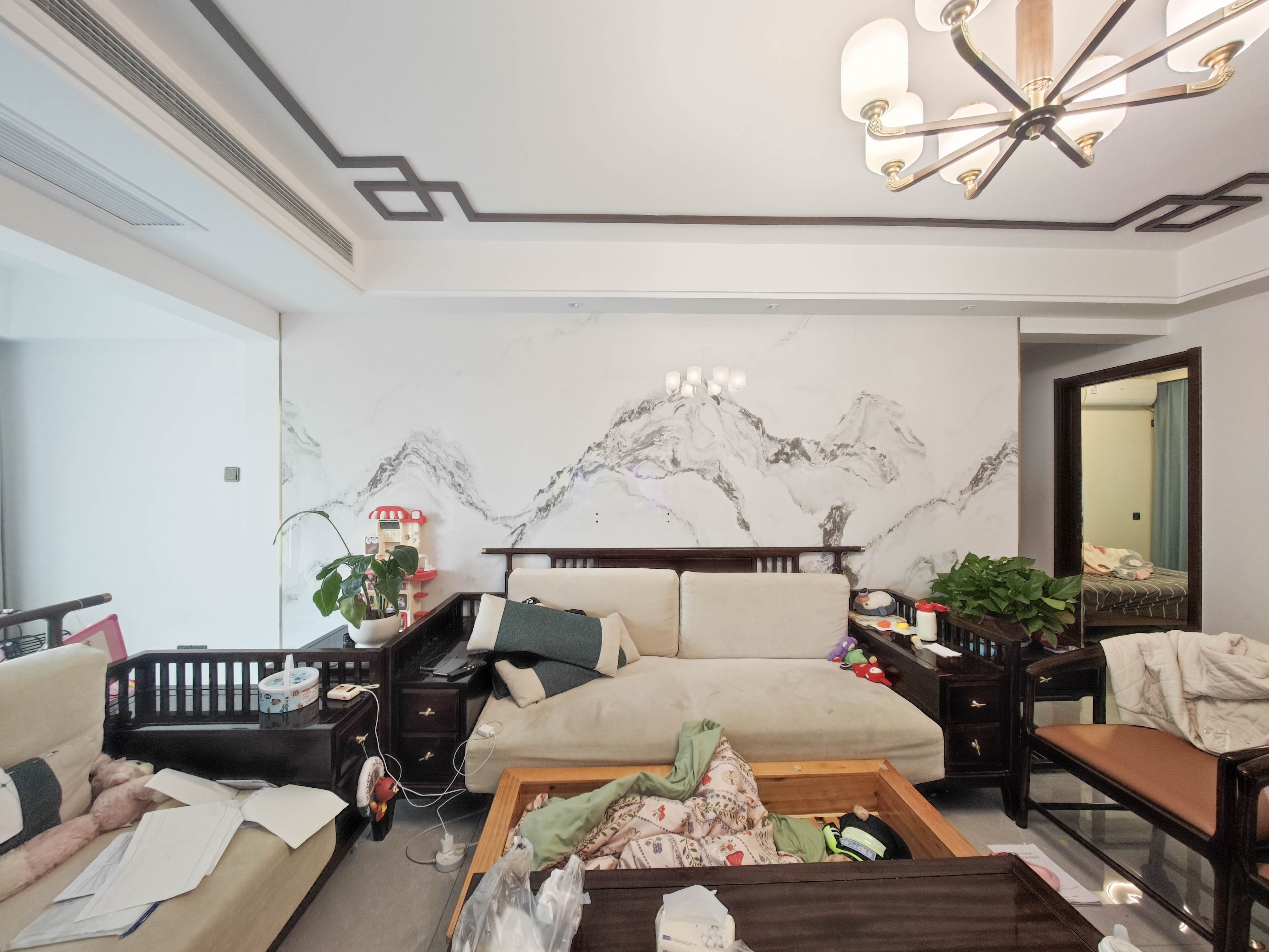 长房明宸府  3室2厅2卫   130.00万客厅