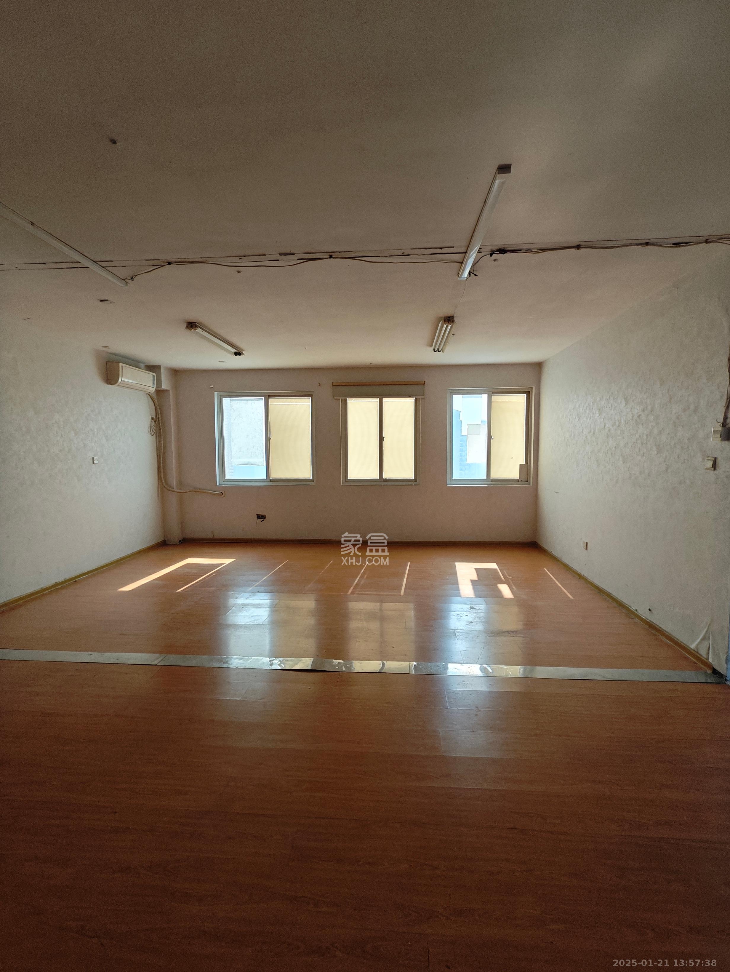 巧克力空间(建鸿达现代大厦) 1室1厅1卫 1600.0元/月 巧克力空间(建鸿达现代大厦) 1室1厅1卫 1600.0元/月室内图