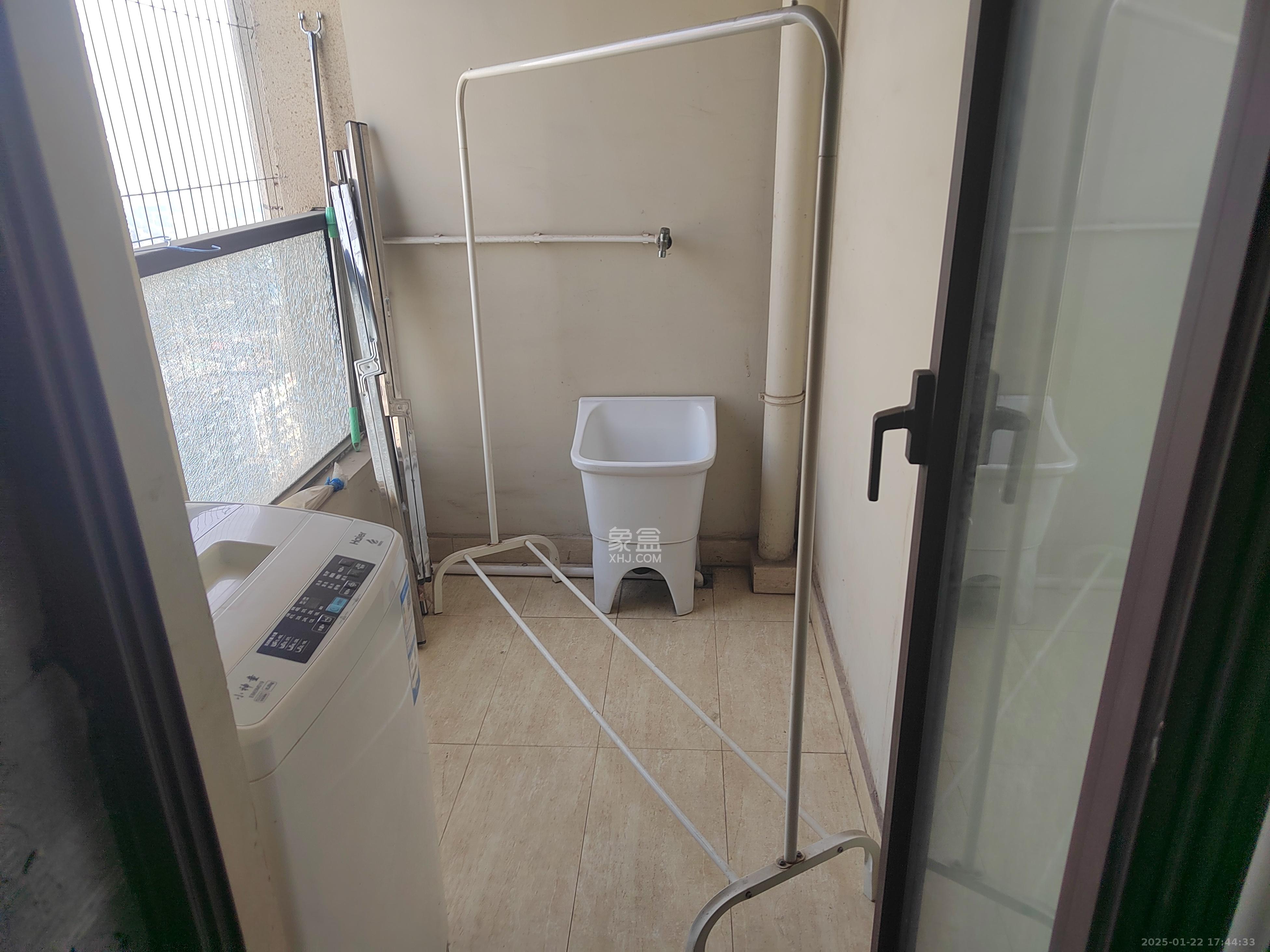 绿地中央广场  3室2厅2卫    3100.0元/月室内图