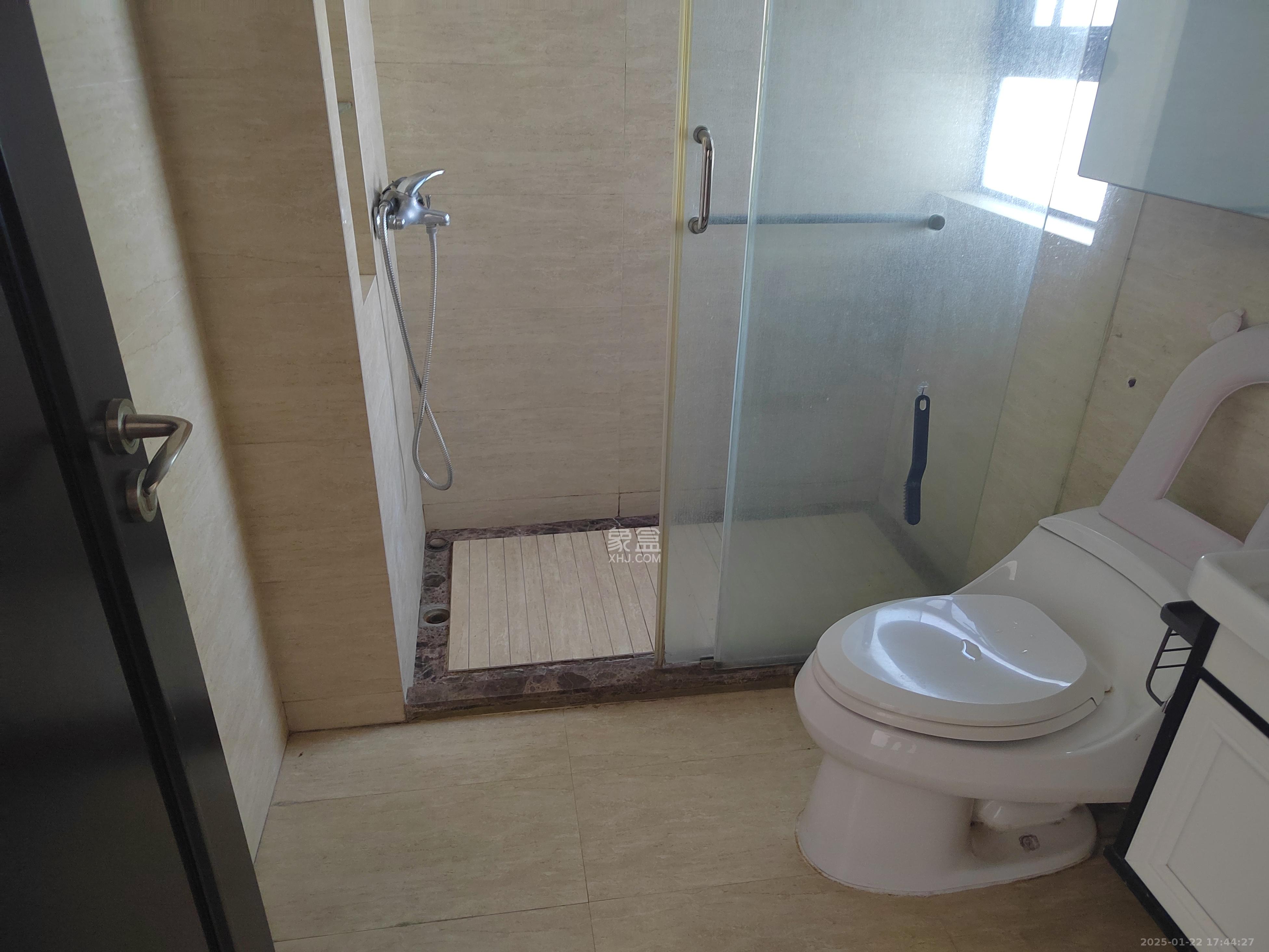 绿地中央广场  3室2厅2卫    3100.0元/月室内图