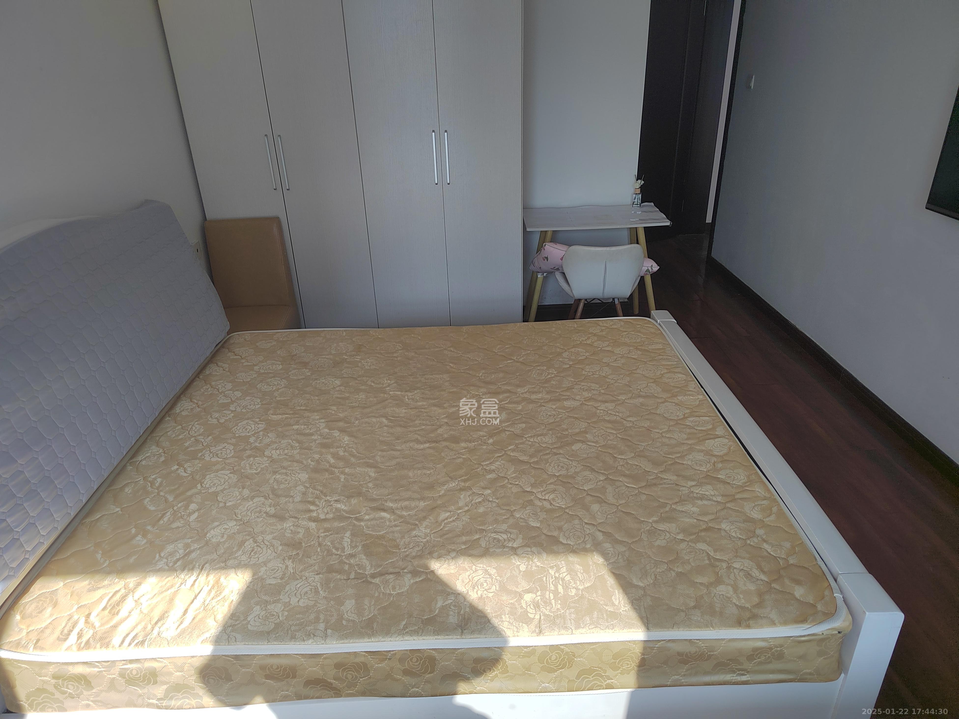 绿地中央广场  3室2厅2卫    3100.0元/月室内图