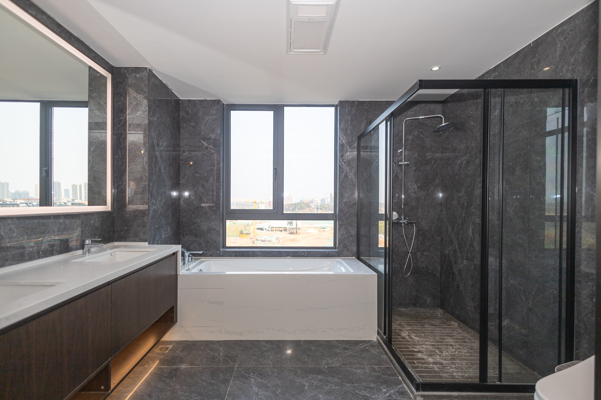 万科松湖天地  5室2厅4卫    357.8万 万科松湖天地  5室2厅4卫    357.8万卫生间