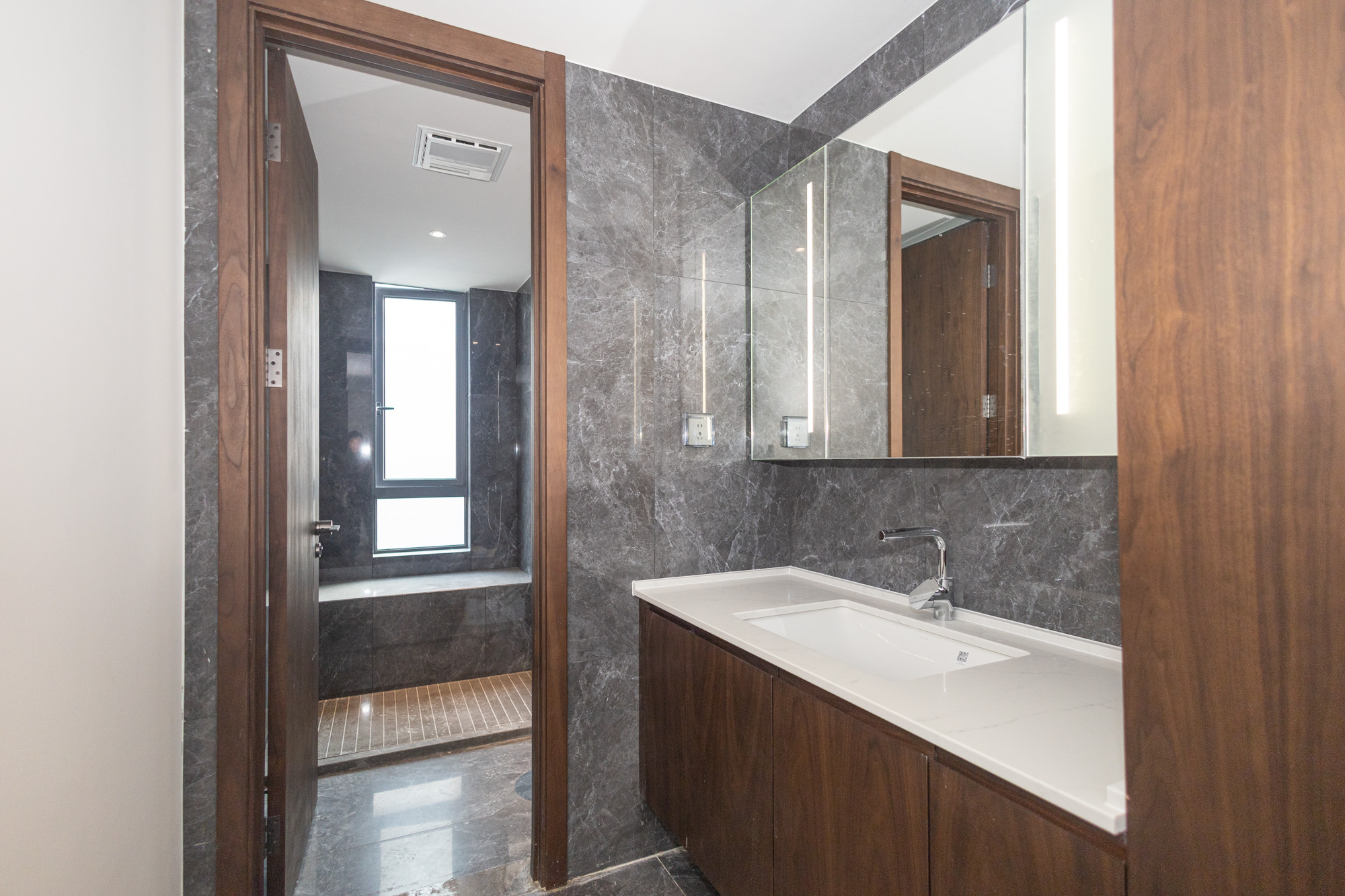 万科松湖天地  5室2厅4卫    357.8万 万科松湖天地  5室2厅4卫    357.8万卫生间