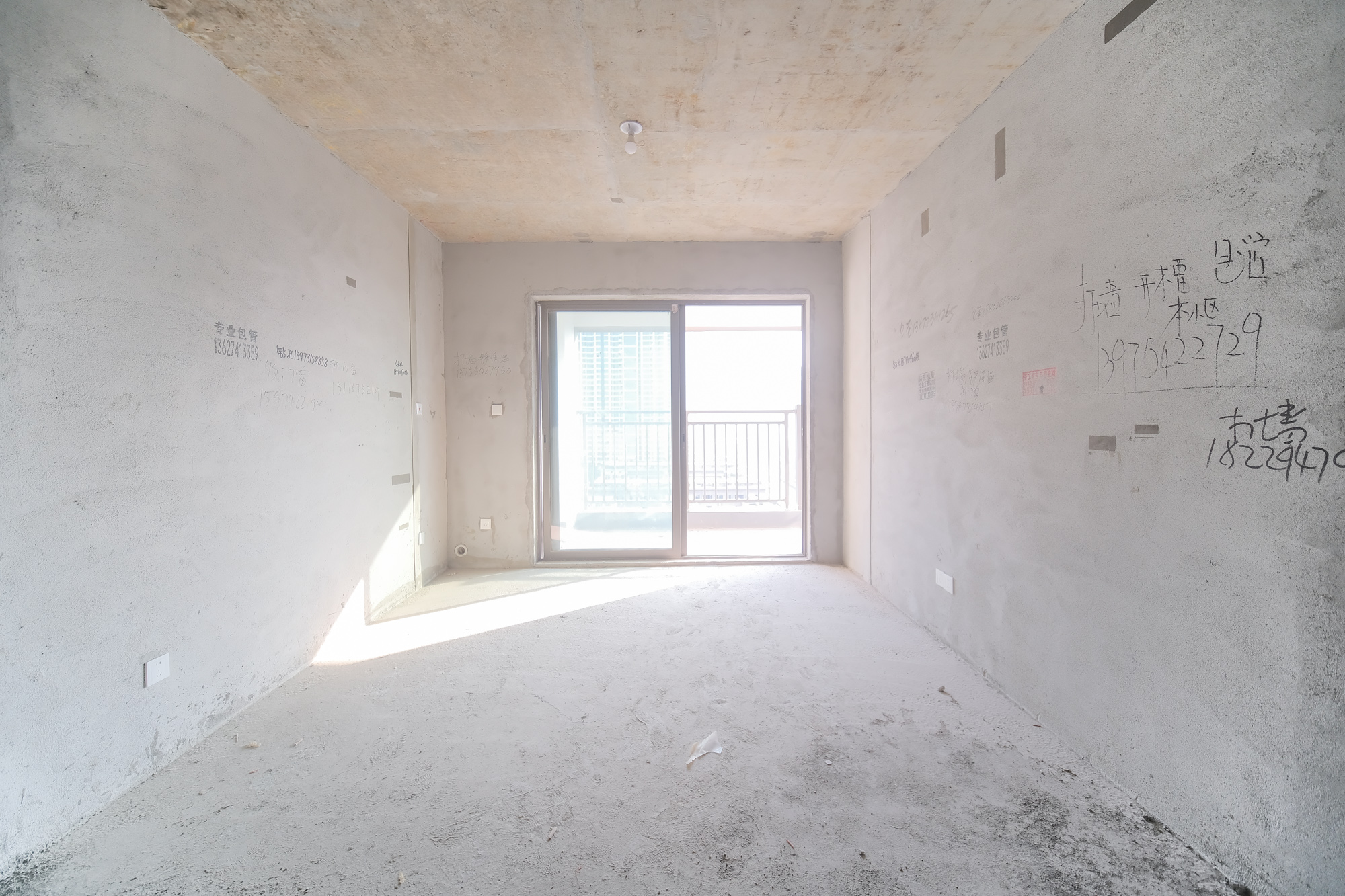 爱情公望府 3室2厅1卫 92.0万 爱情公望府 3室2厅1卫 92.0万客厅