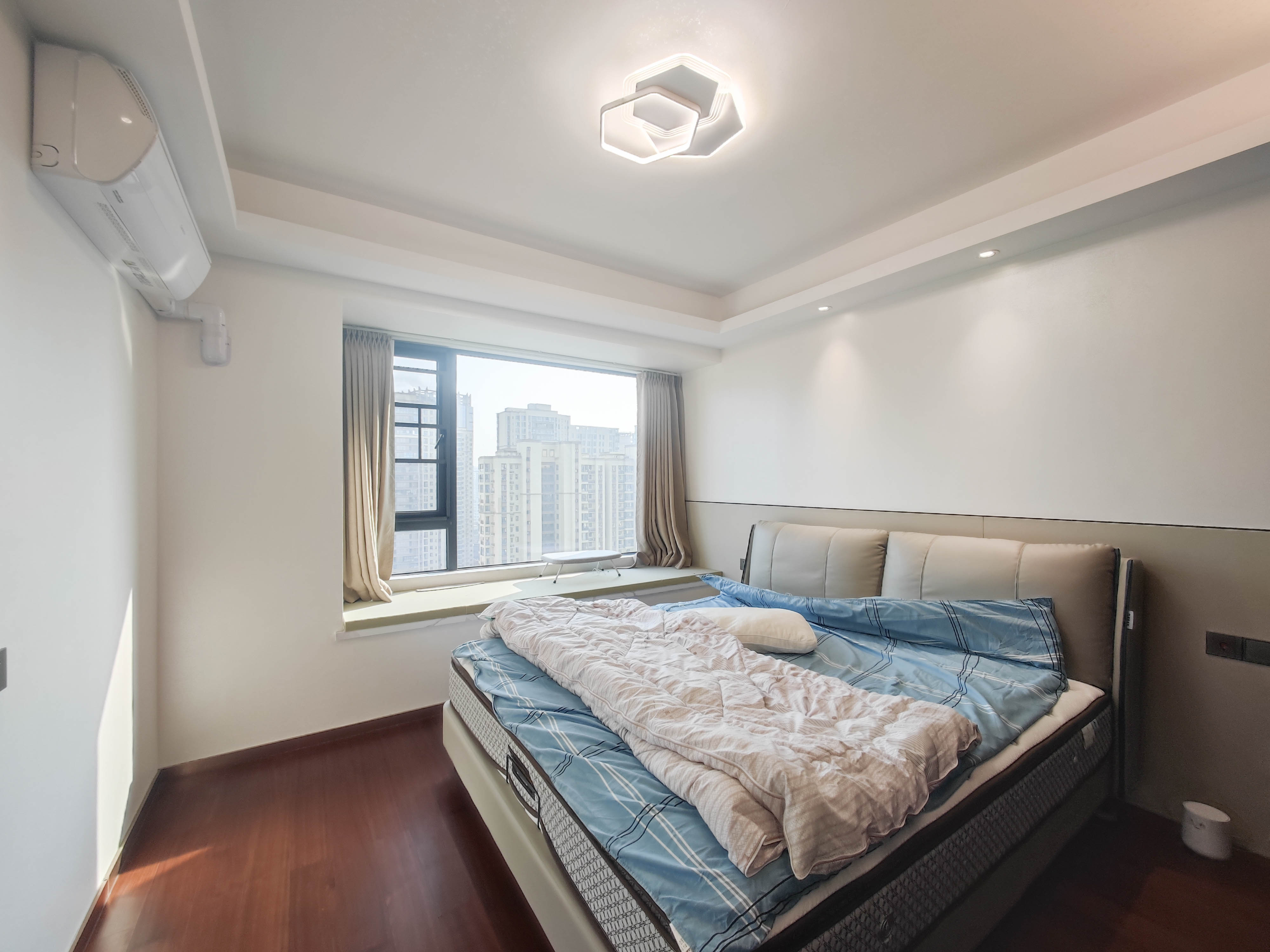 旭辉雨花郡  4室2厅2卫    220.0万 旭辉雨花郡  4室2厅2卫    220.0万卧室