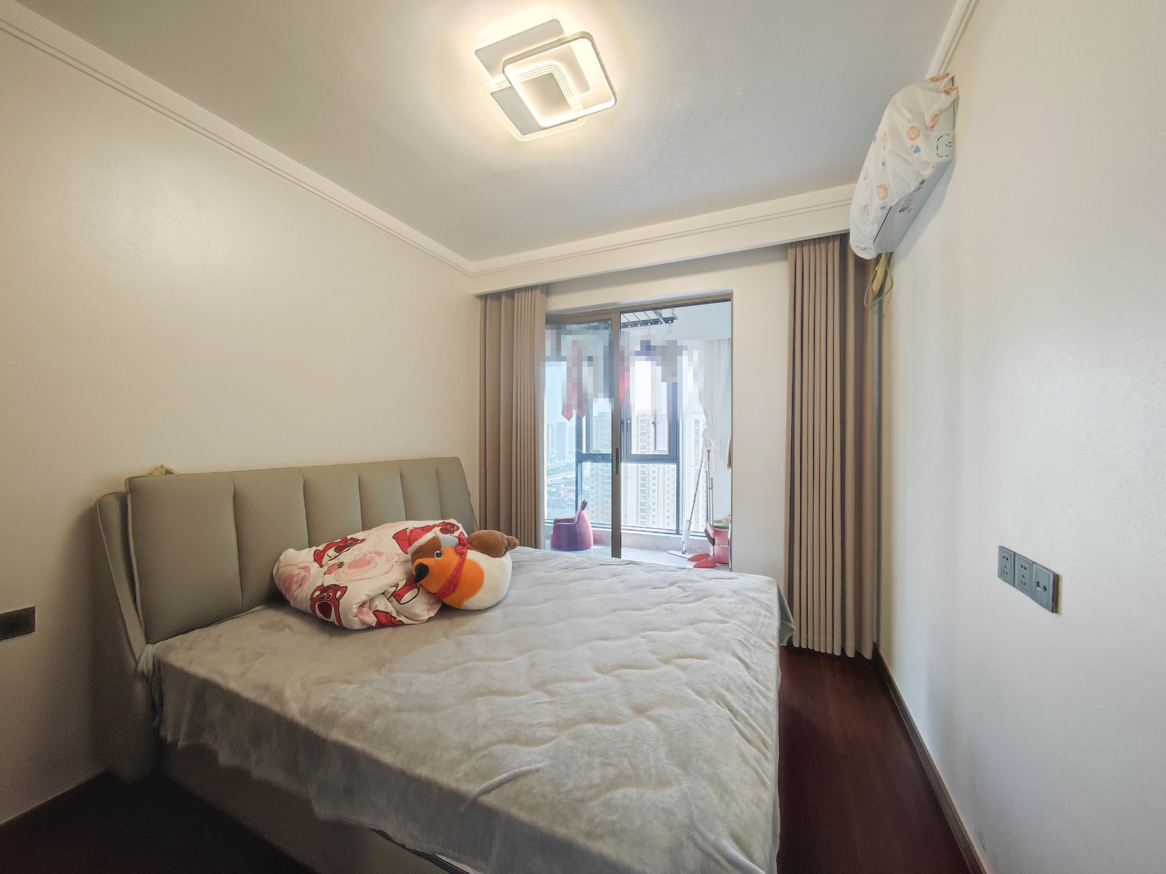 旭辉雨花郡  4室2厅2卫    220.0万 旭辉雨花郡  4室2厅2卫    220.0万卧室