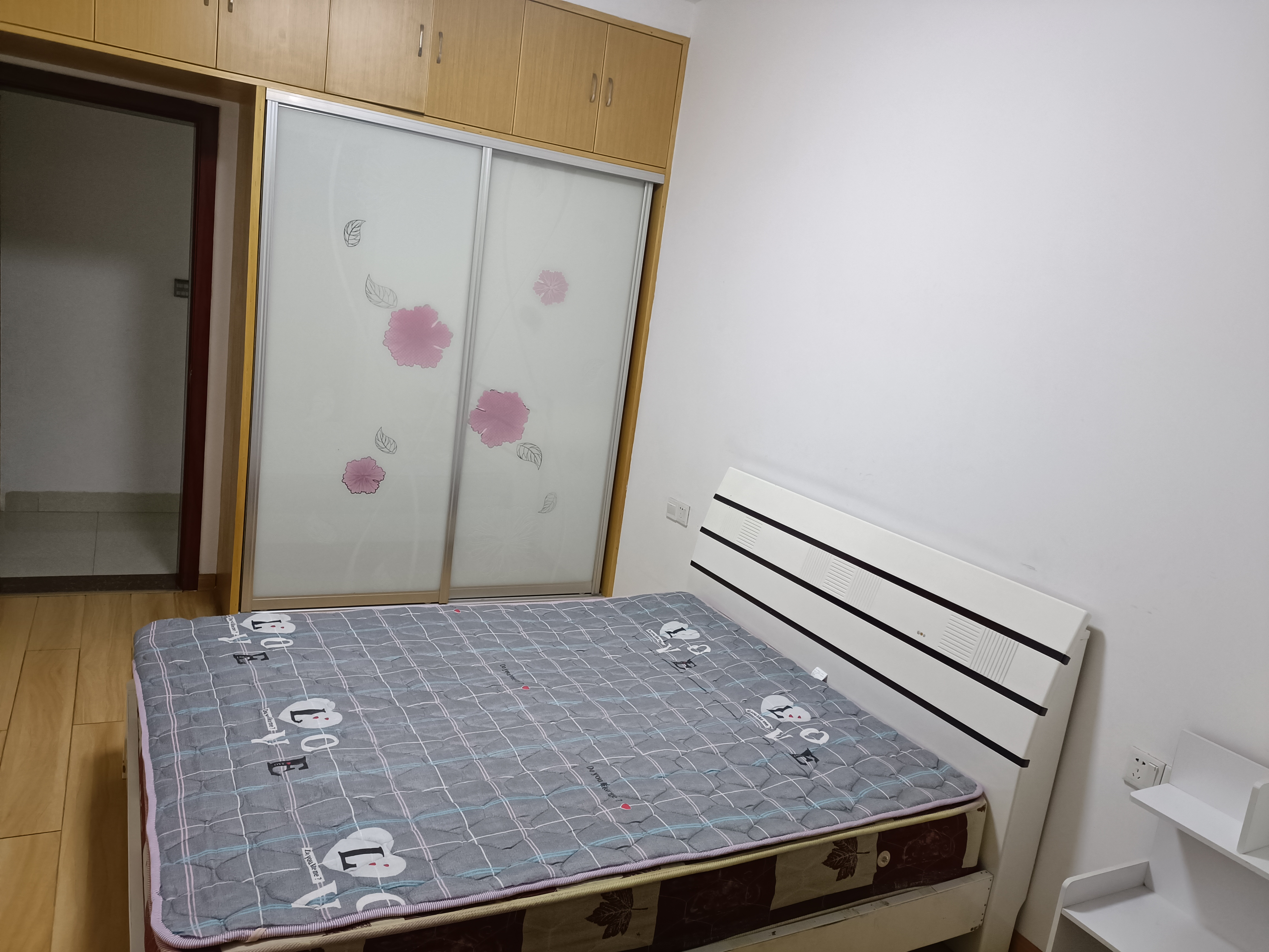 荷花新城  3室2厅1卫   1600.00元/月室内图