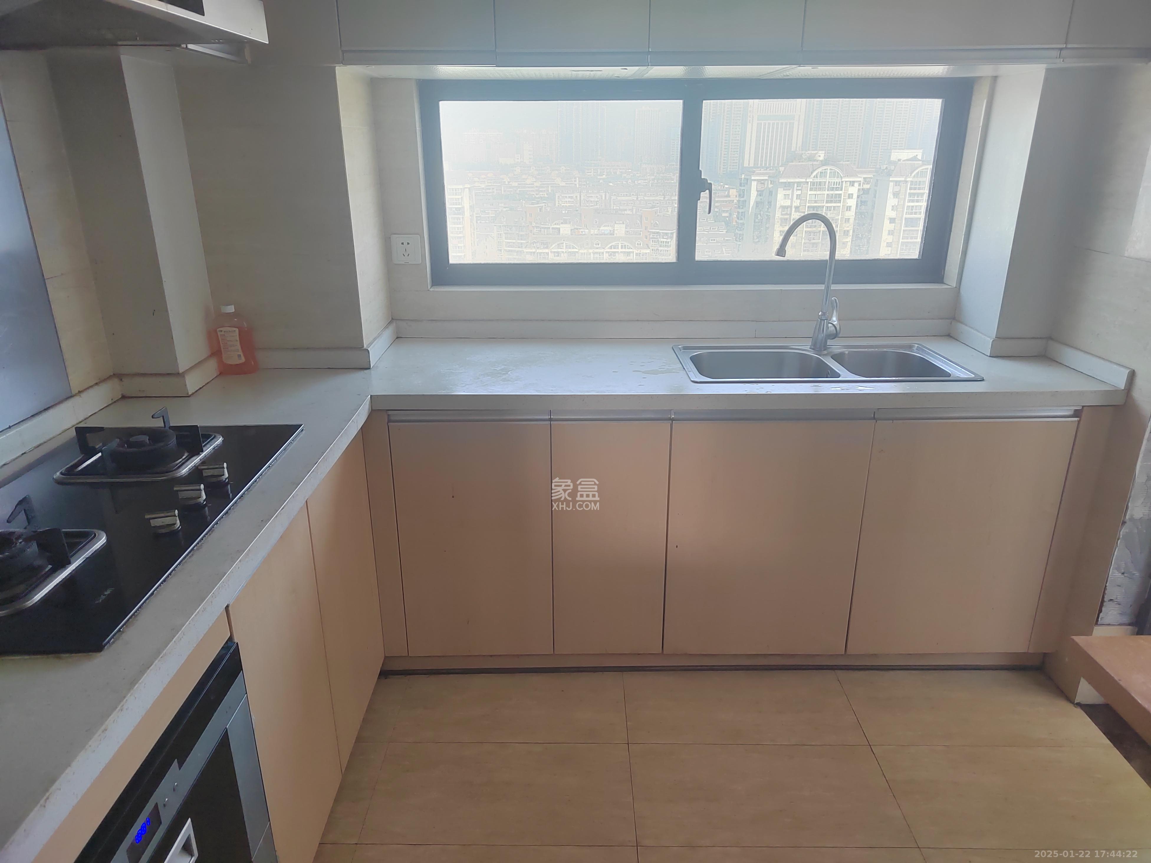 绿地中央广场  3室2厅2卫    3100.0元/月室内图