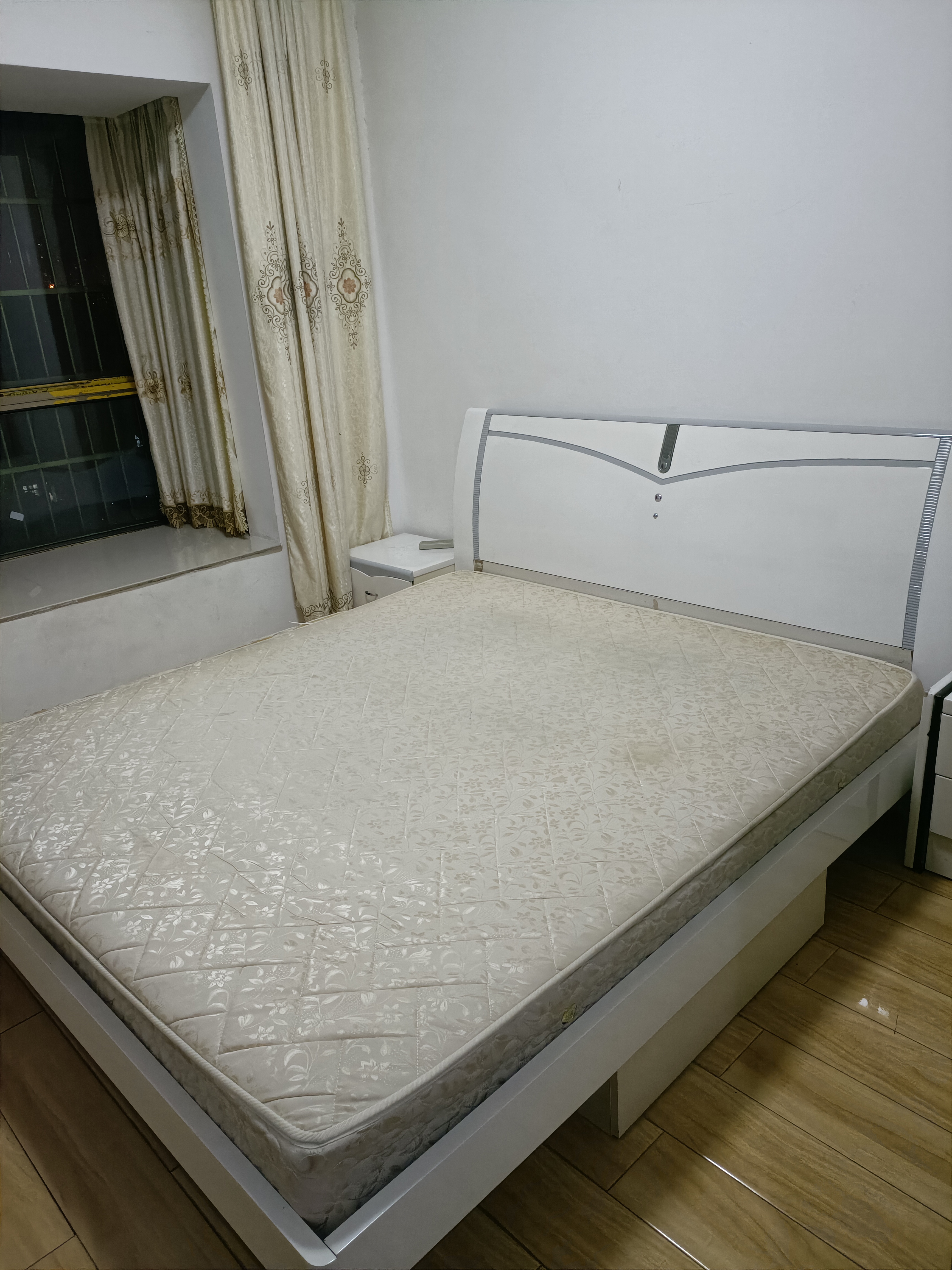 荷花新城  3室2厅1卫   1600.00元/月室内图