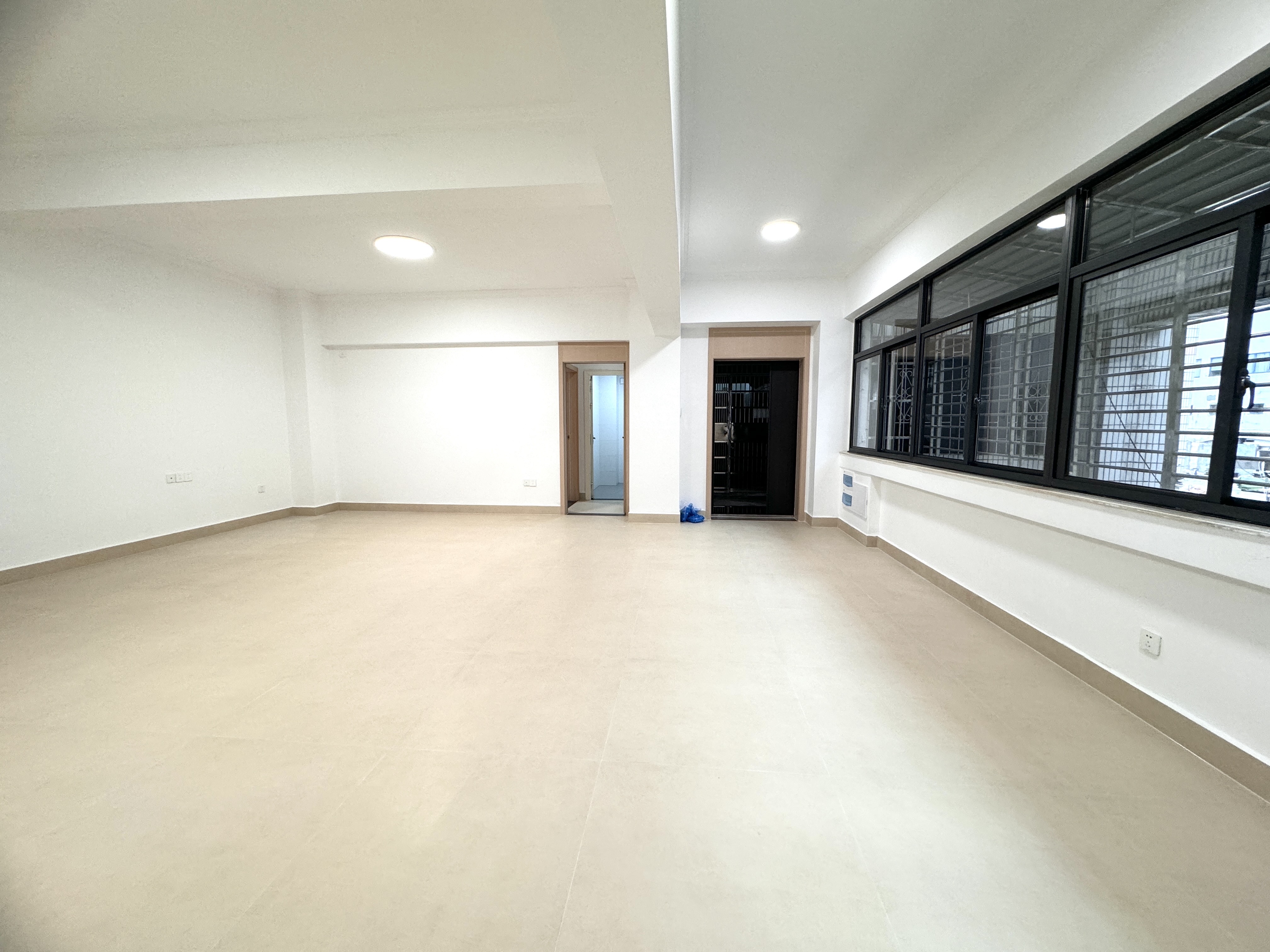 侨汇外资物资总公司宿舍 4室2厅1卫 129.0万 侨汇外资物资总公司宿舍 4室2厅1卫 129.0万客厅