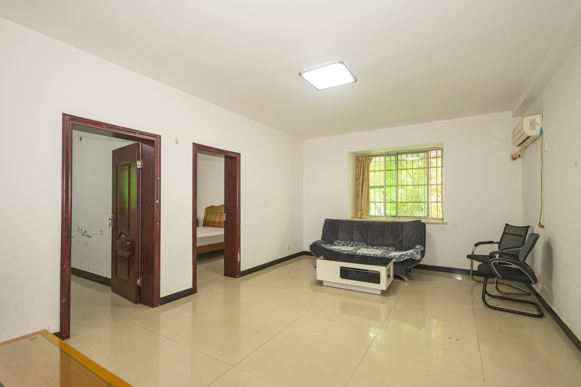 中南汽车世界 3室2厅2卫 50.0万 中南汽车世界 3室2厅2卫 50.0万客厅