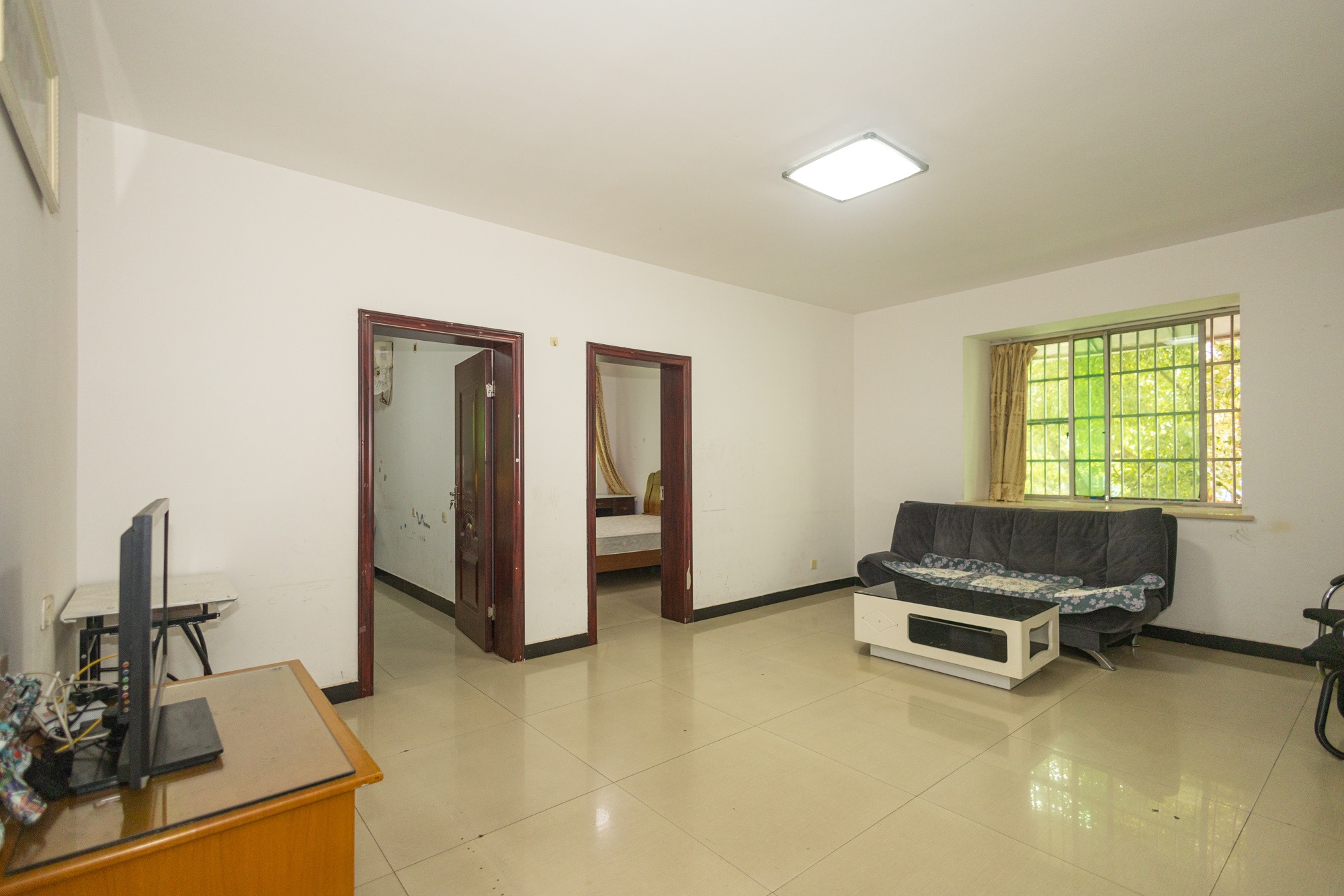 中南汽车世界 3室2厅2卫 50.0万 中南汽车世界 3室2厅2卫 50.0万客厅