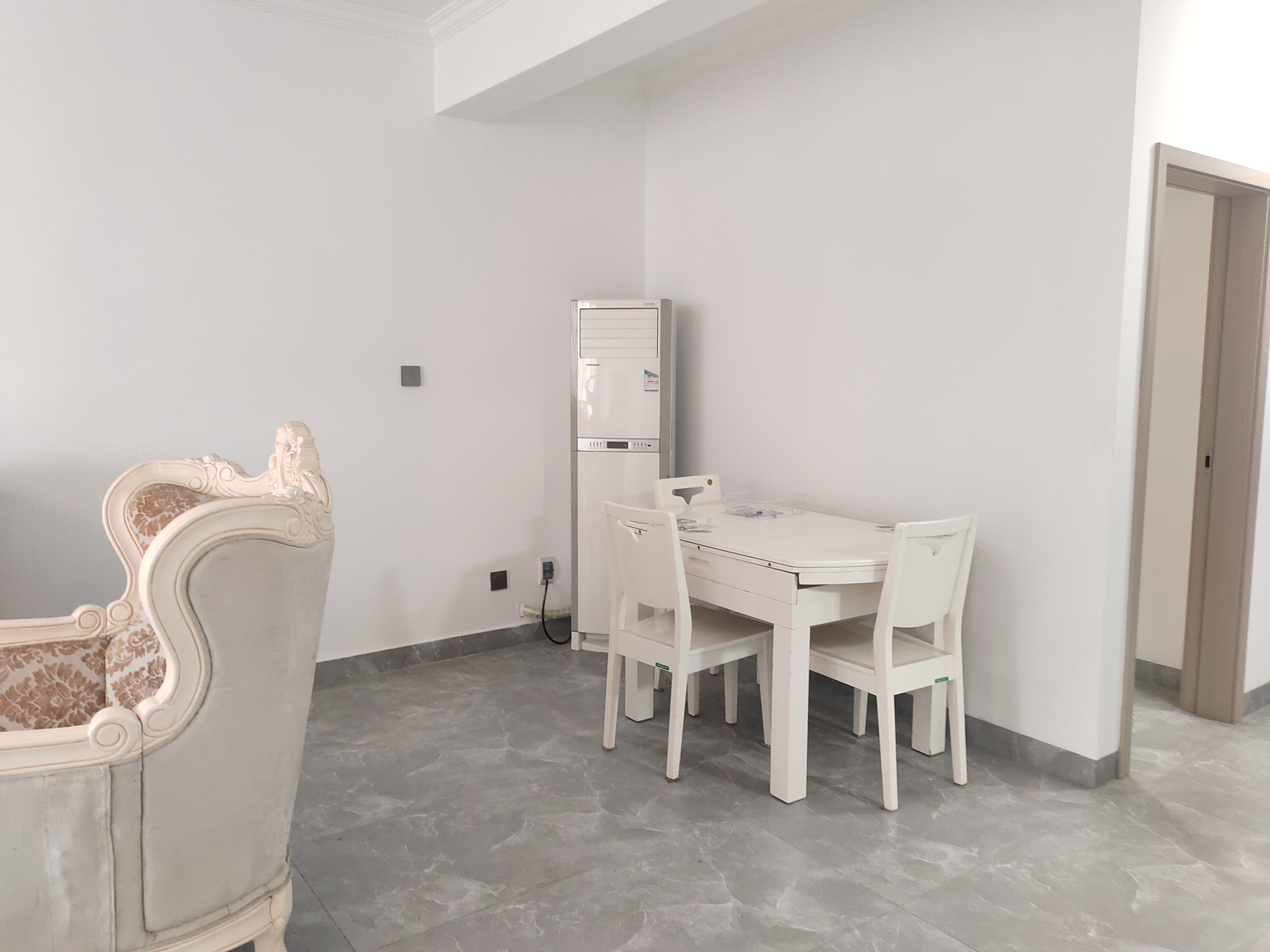 芷兰公馆西区 3室2厅1卫 2100.0元/月 芷兰公馆西区 3室2厅1卫 2100.0元/月室内图