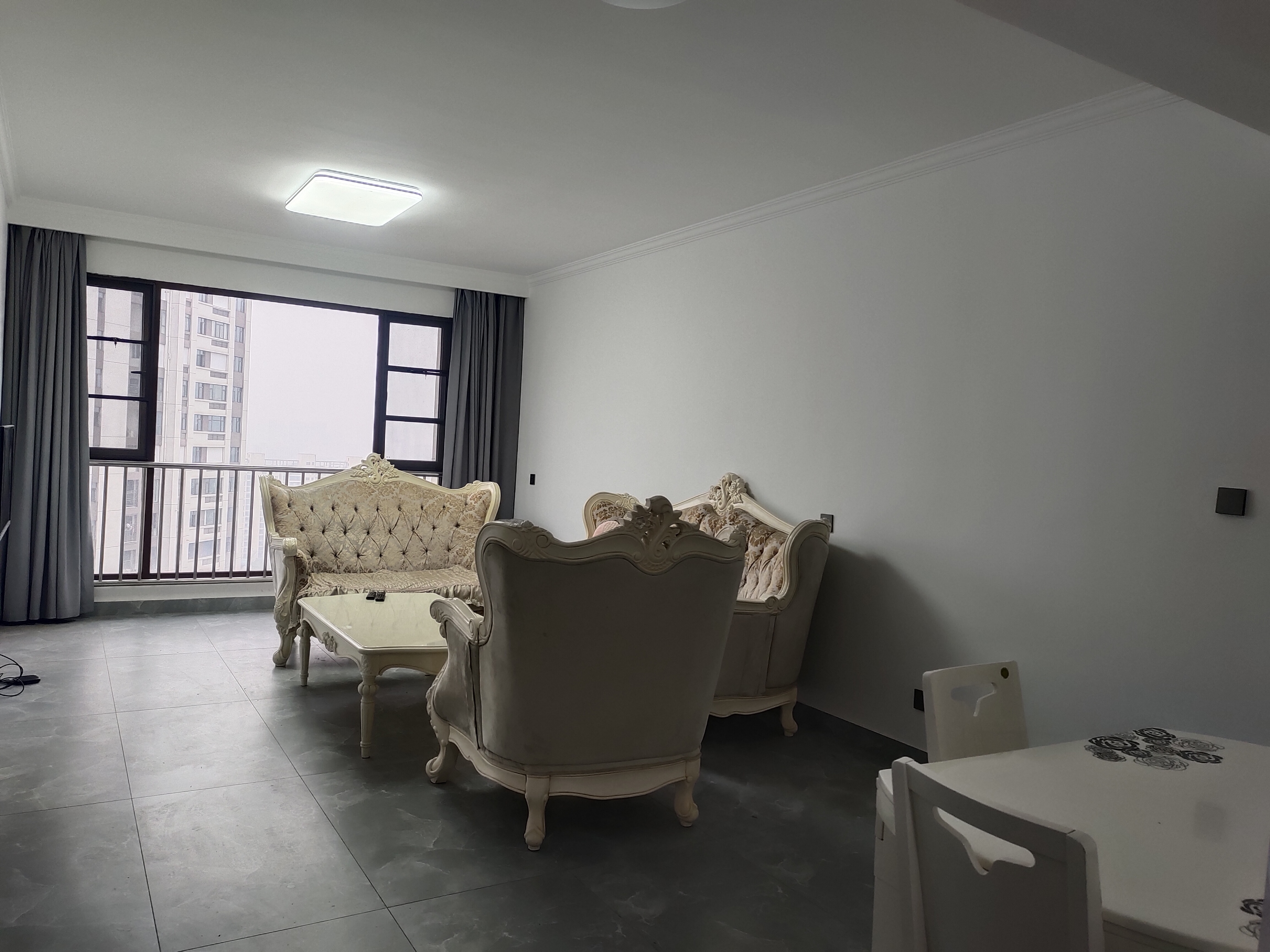 芷兰公馆西区 3室2厅1卫 2100.0元/月 芷兰公馆西区 3室2厅1卫 2100.0元/月室内图