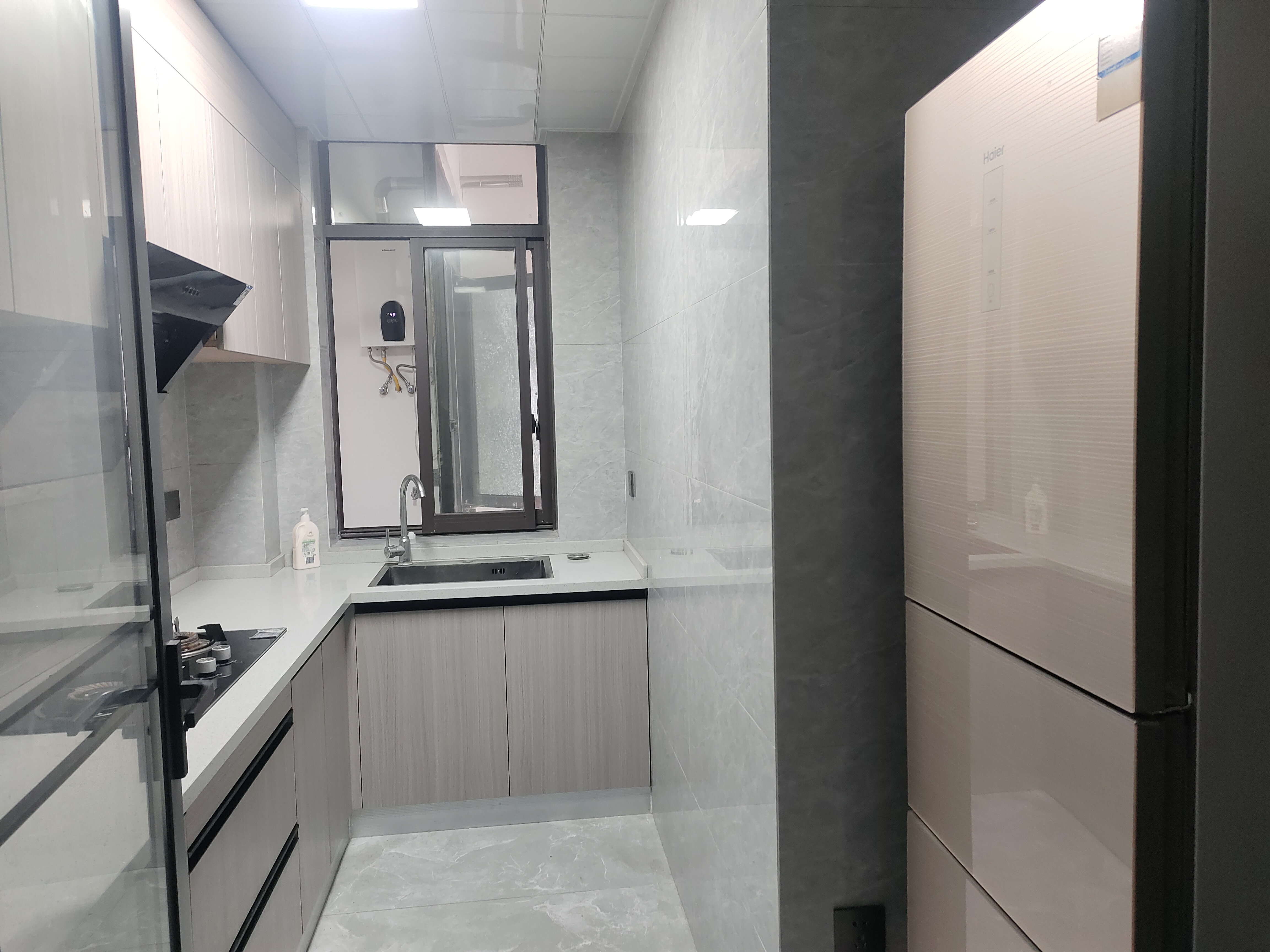 芷兰公馆西区 3室2厅1卫 2100.0元/月 芷兰公馆西区 3室2厅1卫 2100.0元/月室内图