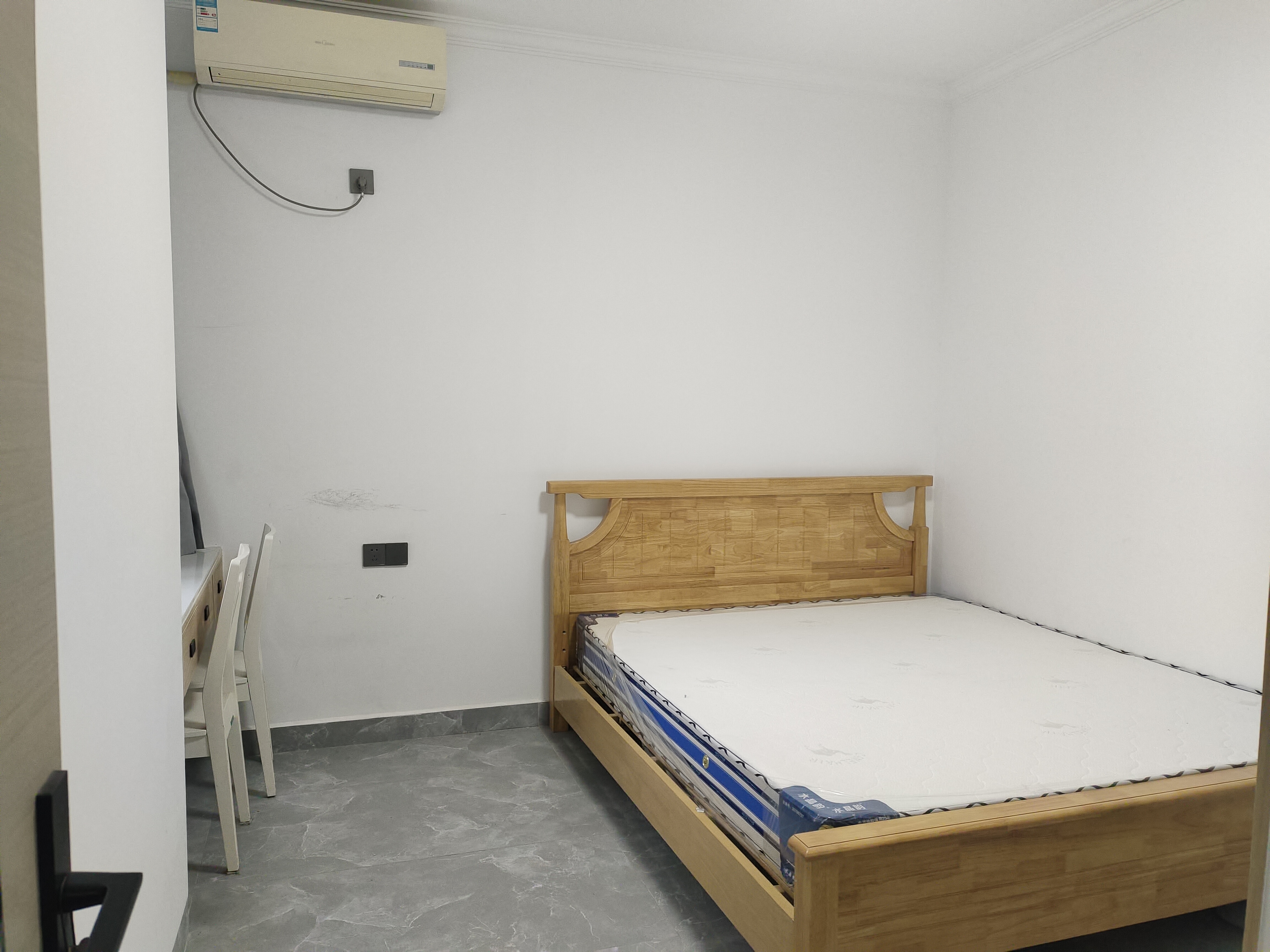 芷兰公馆西区 3室2厅1卫 2100.0元/月 芷兰公馆西区 3室2厅1卫 2100.0元/月室内图