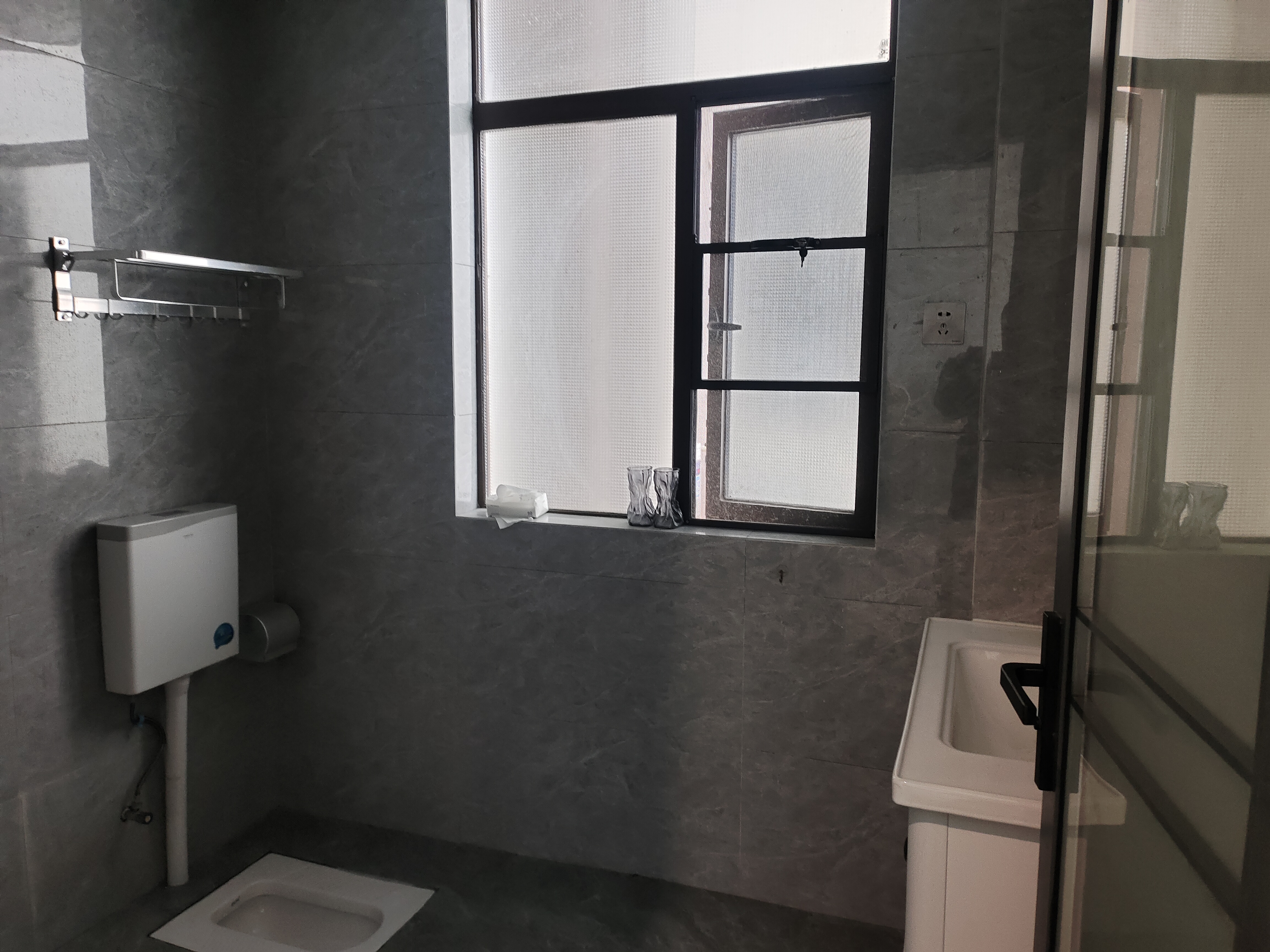 芷兰公馆西区 3室2厅1卫 2100.0元/月 芷兰公馆西区 3室2厅1卫 2100.0元/月室内图