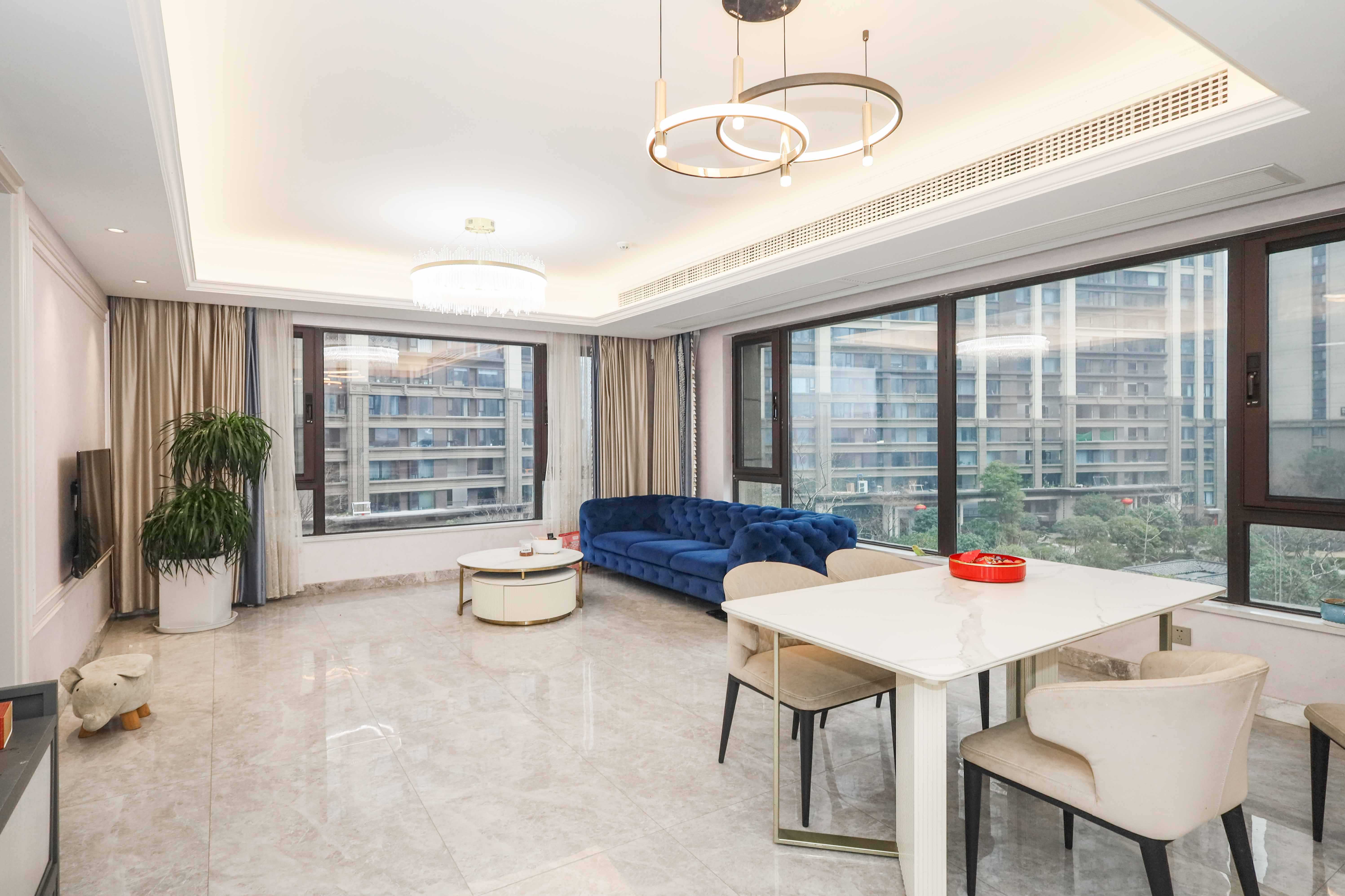 建发央著  5室2厅3卫   355.00万客厅