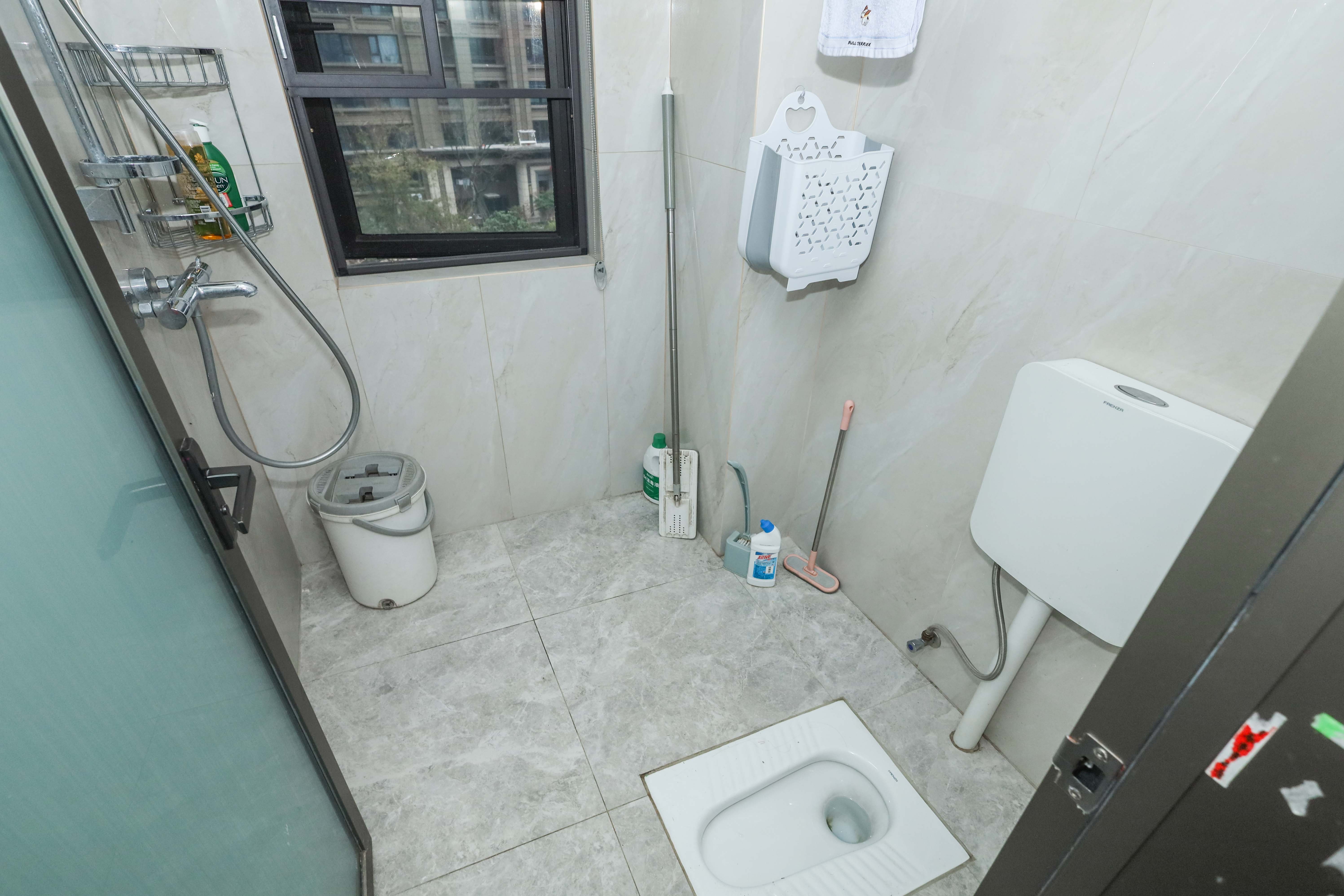 建发央著  5室2厅3卫   355.00万卫生间