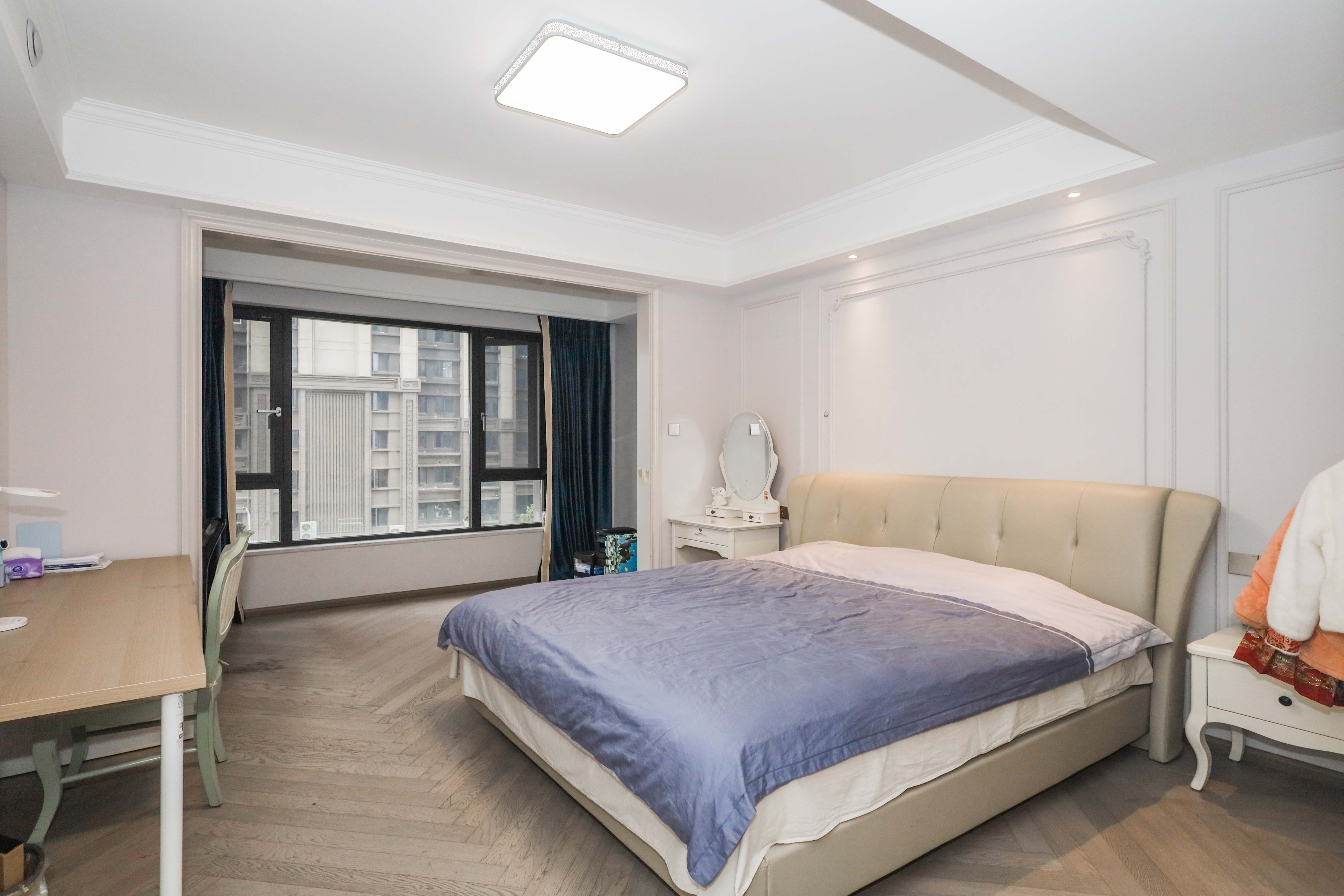 建发央著  5室2厅3卫   355.00万卧室