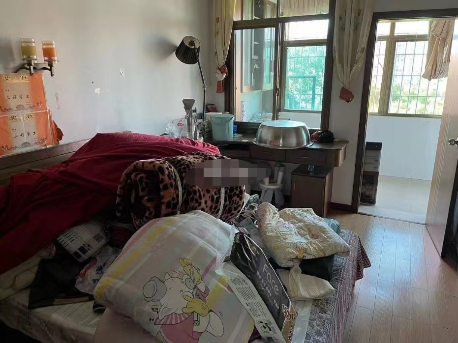 市人大政协机关大院住宅区(老市委) 4室2厅2卫 1200.0元/月 市人大政协机关大院住宅区(老市委) 4室2厅2卫 1200.0元/月室内图