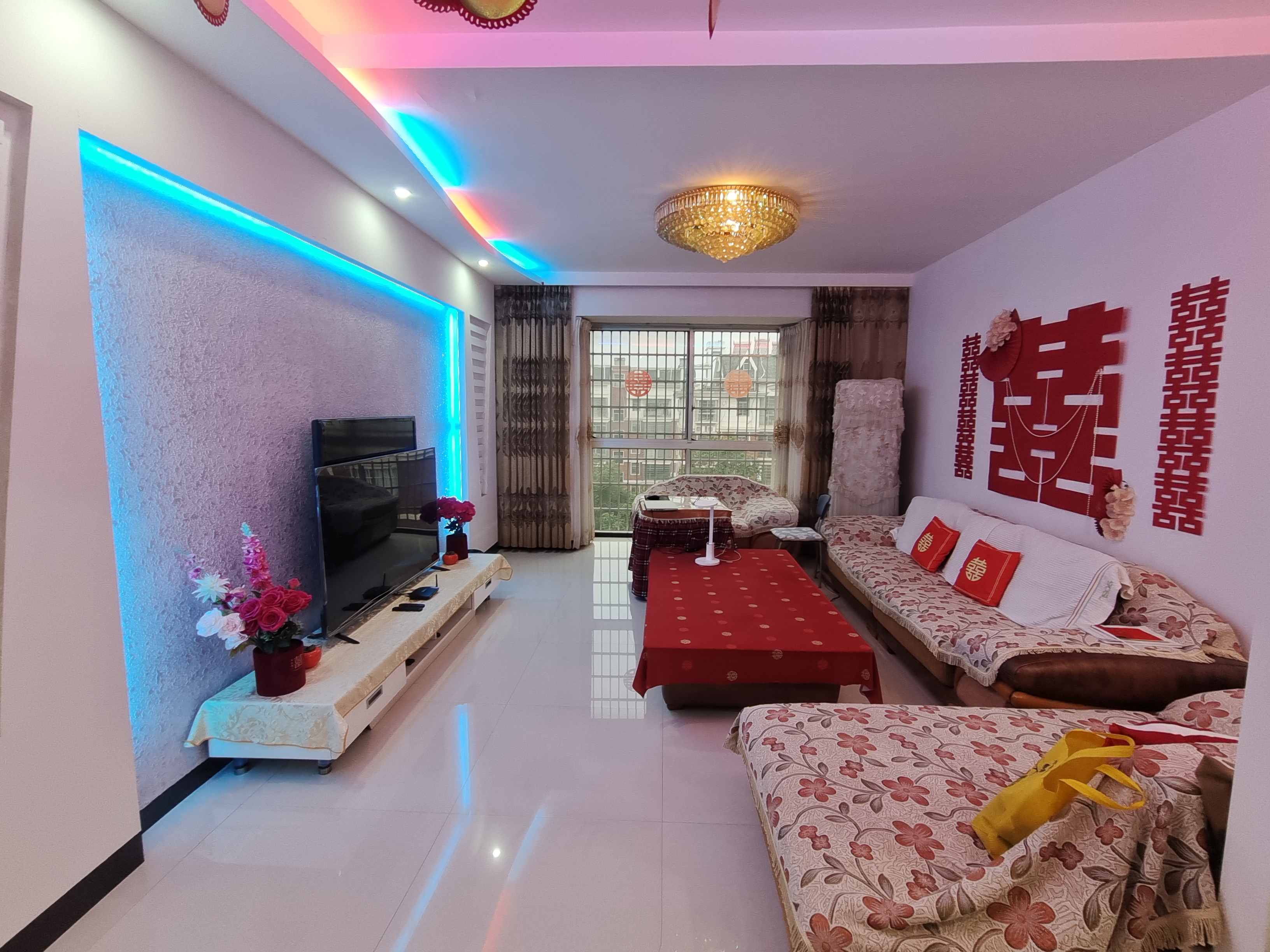 大汉巨龙家园 5室2厅3卫 64.8万 大汉巨龙家园 5室2厅3卫 64.8万客厅