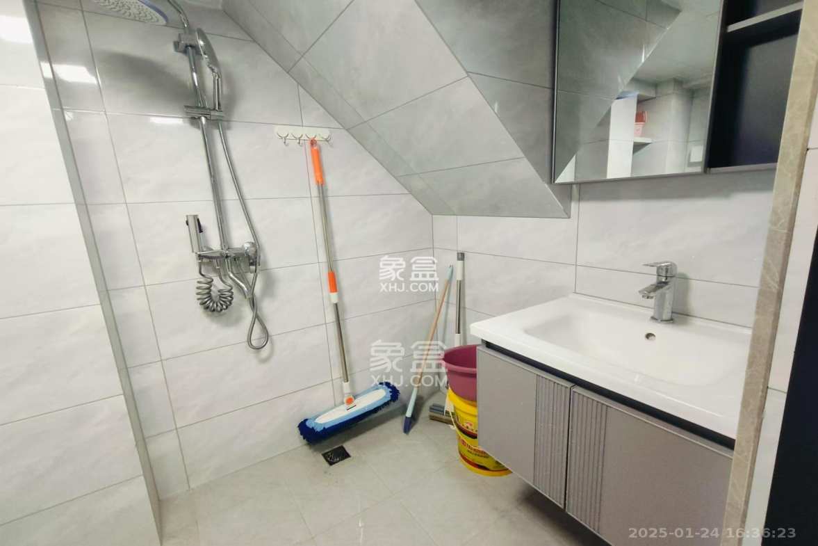 中交广场公寓  2室2厅1卫    2300.0元/月 中交广场公寓  2室2厅1卫    2300.0元/月室内图