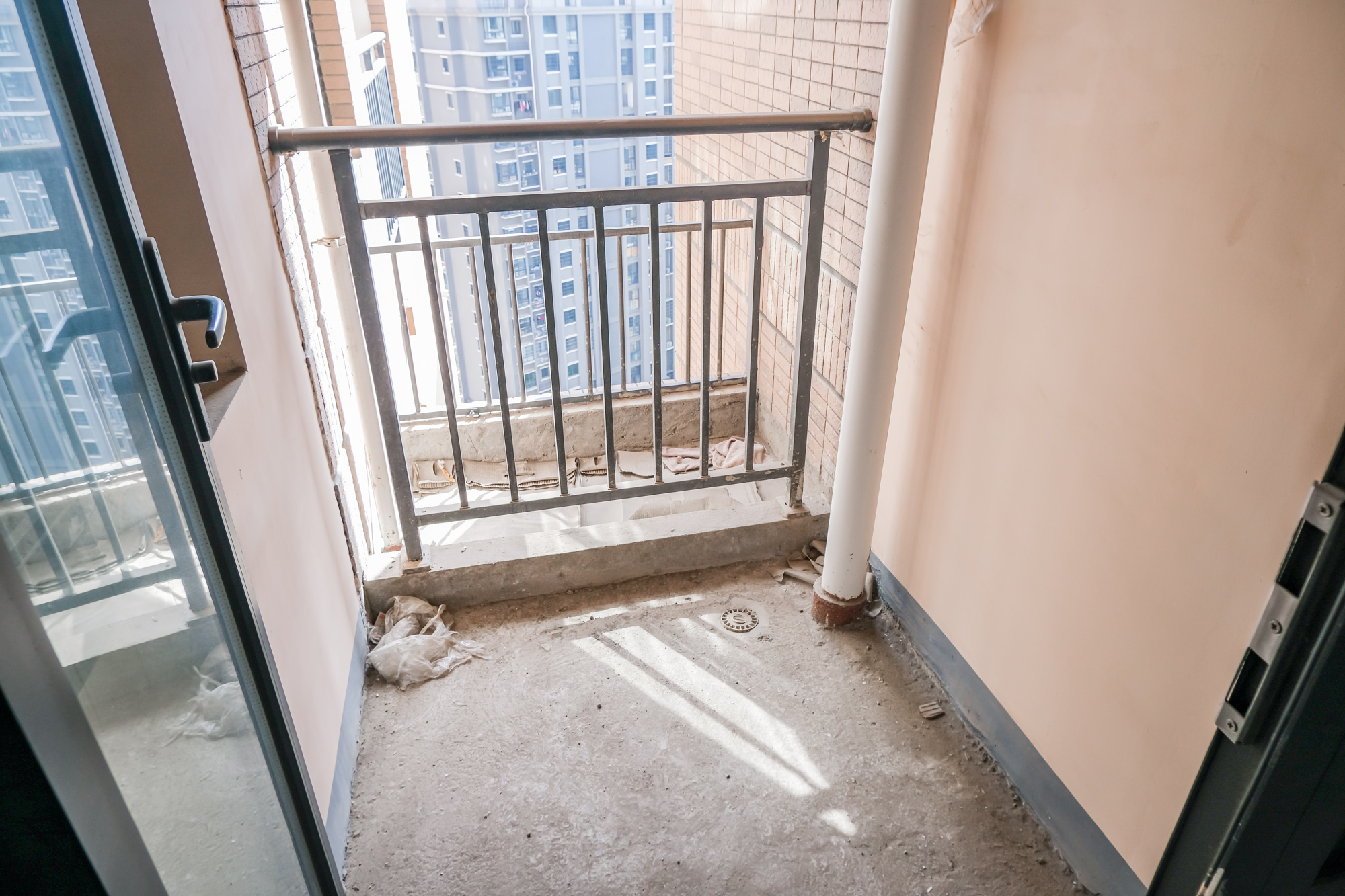 三一街区  3室2厅1卫   56.80万阳台