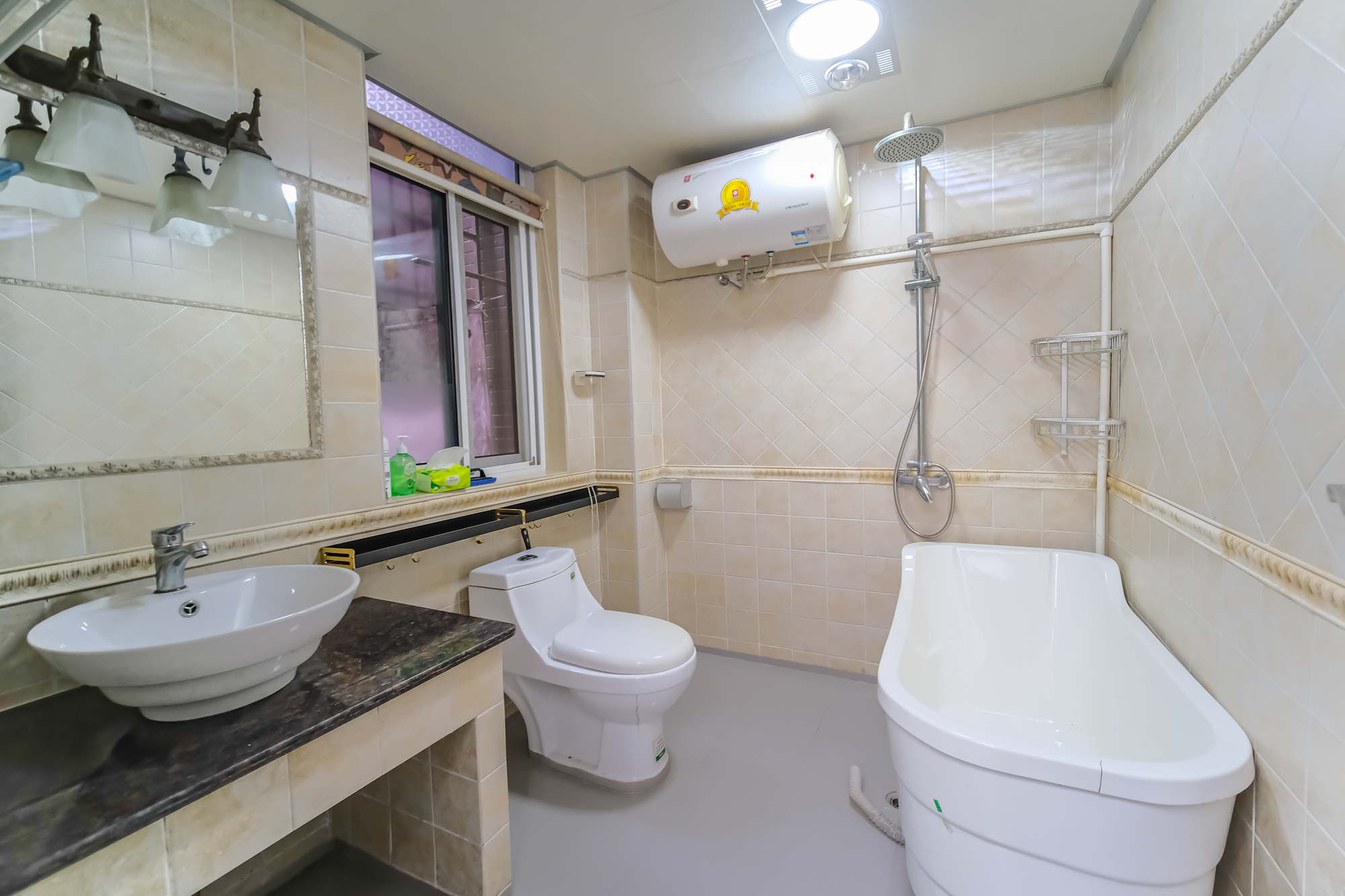 山水湾  3室2厅2卫    85.0万 山水湾  3室2厅2卫    85.0万卫生间