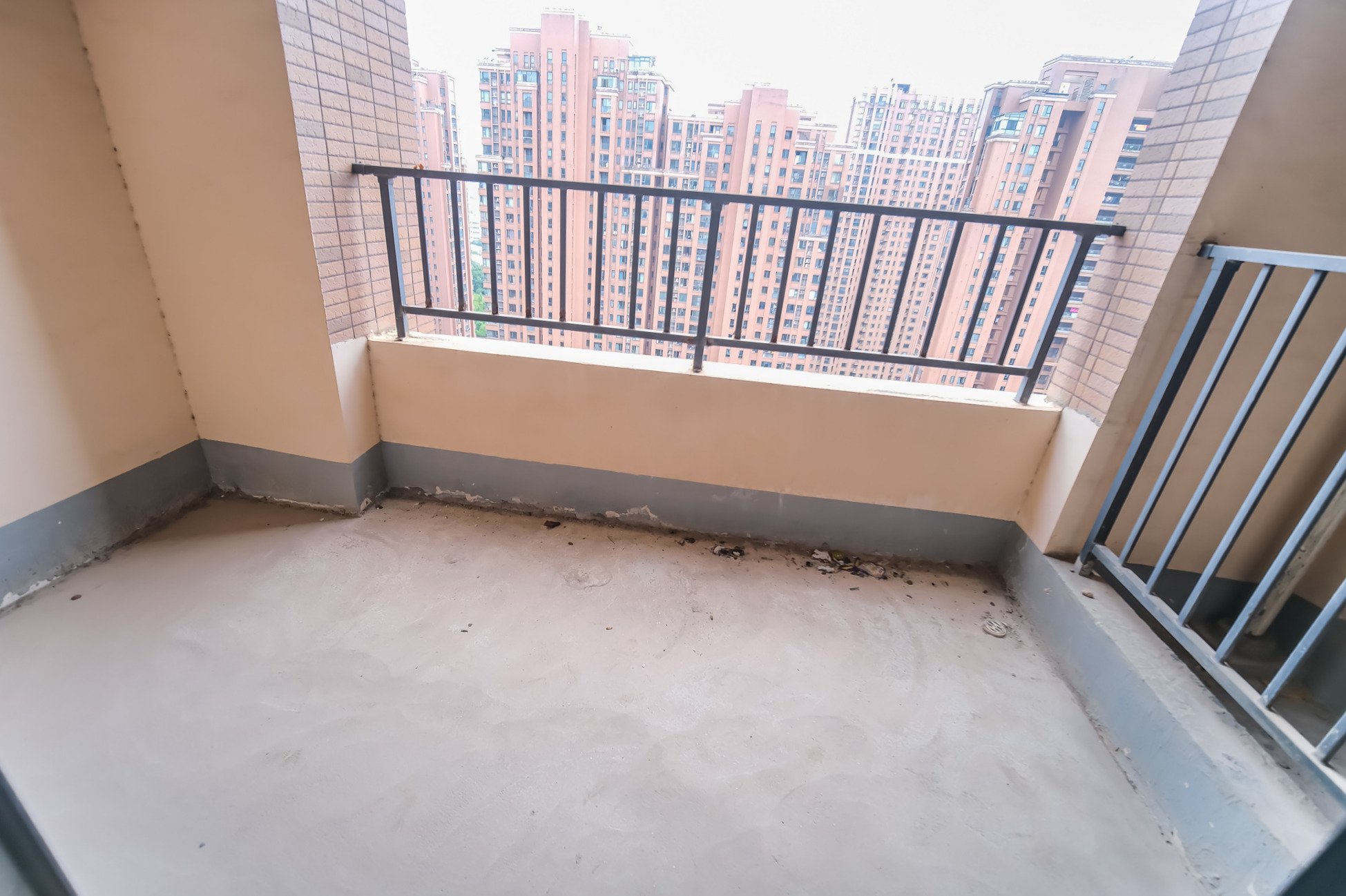 三一街区 5室2厅2卫 129.0万 三一街区 5室2厅2卫 129.0万阳台